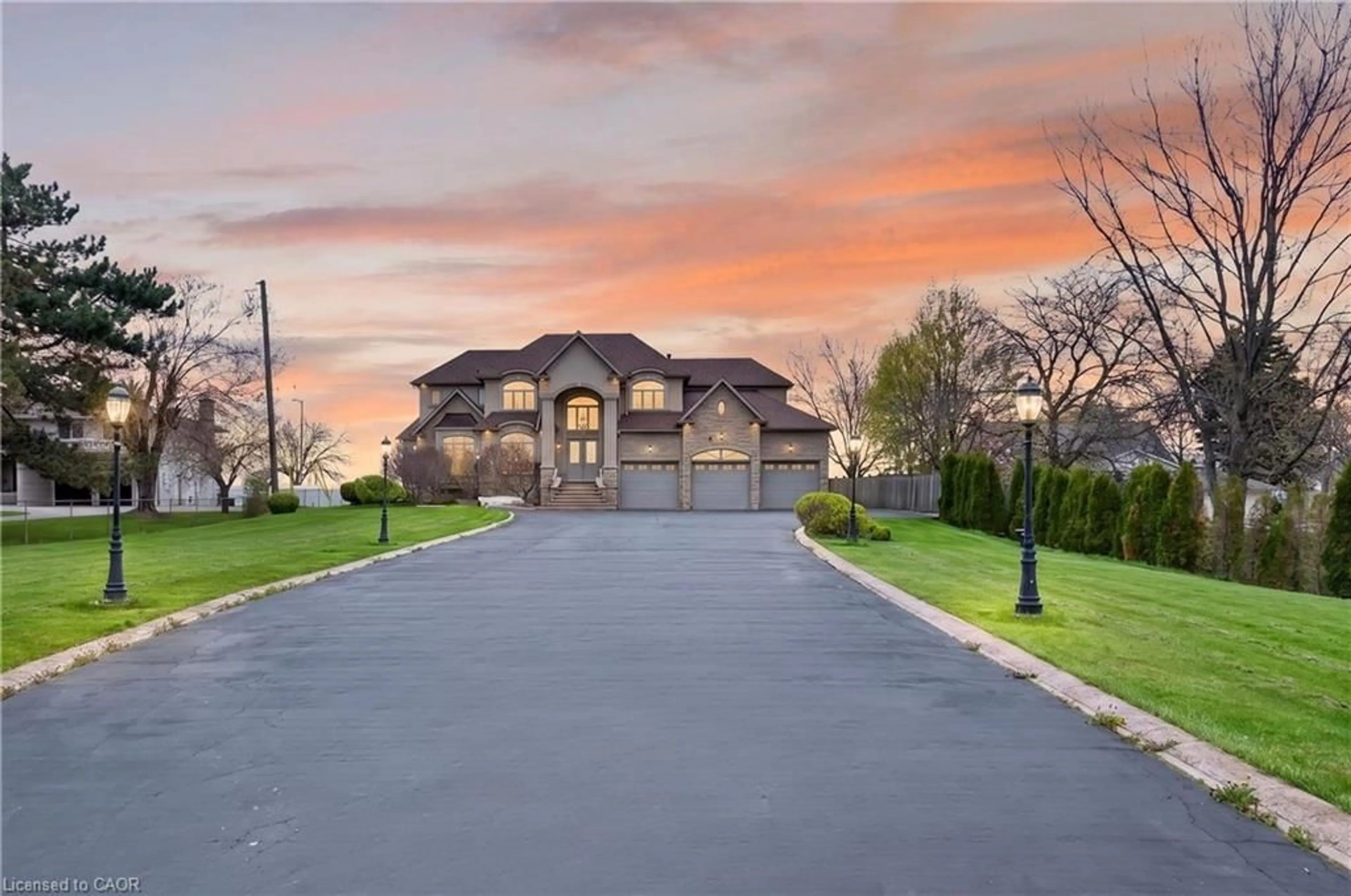 A pic from outside/outdoor area/front of a property/back of a property/a pic from drone, street for 803 Ridge Rd, Hamilton Ontario L8J 2Y3
