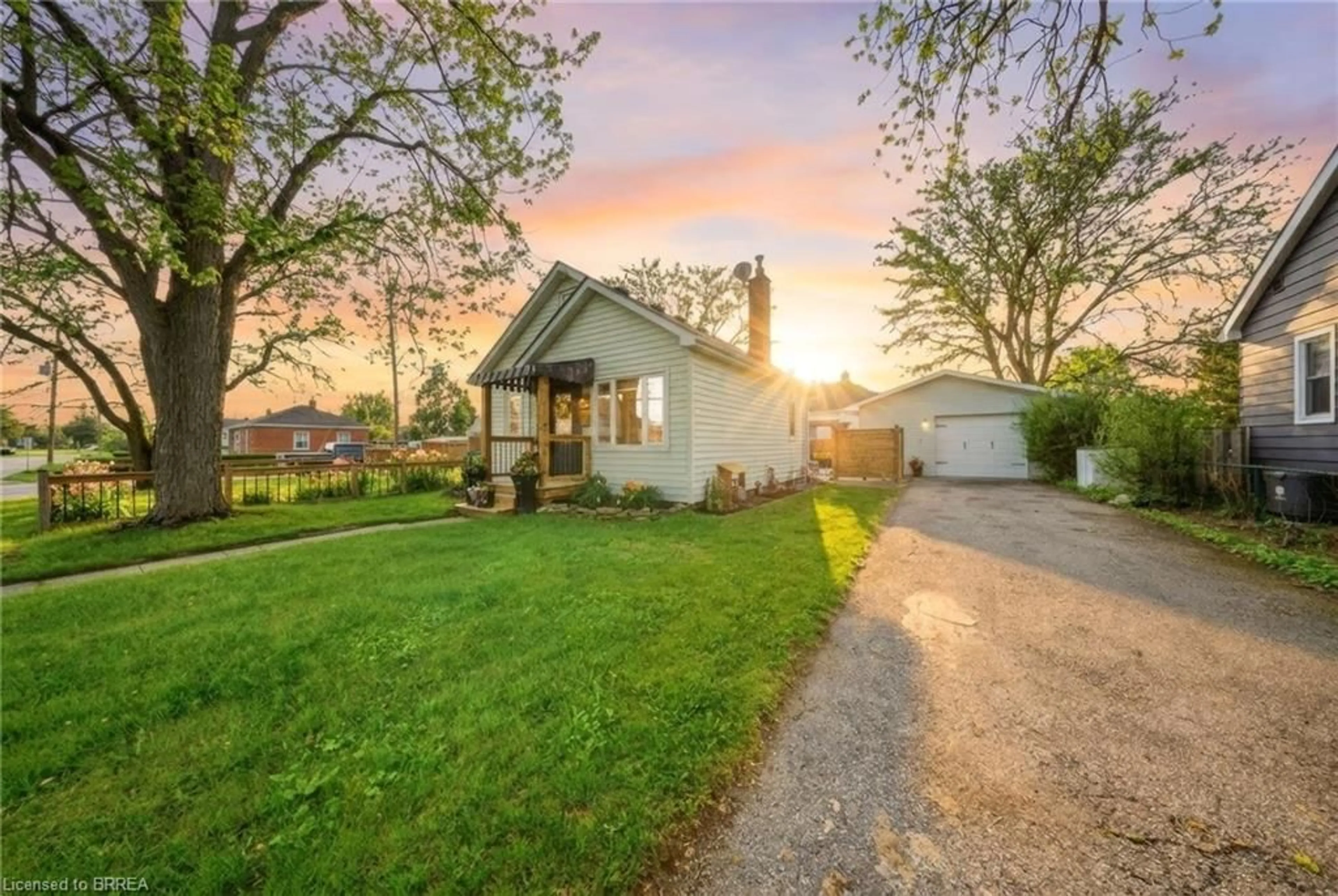 A pic from outside/outdoor area/front of a property/back of a property/a pic from drone, street for 78 Dublin St, Brantford Ontario N3R 2E6