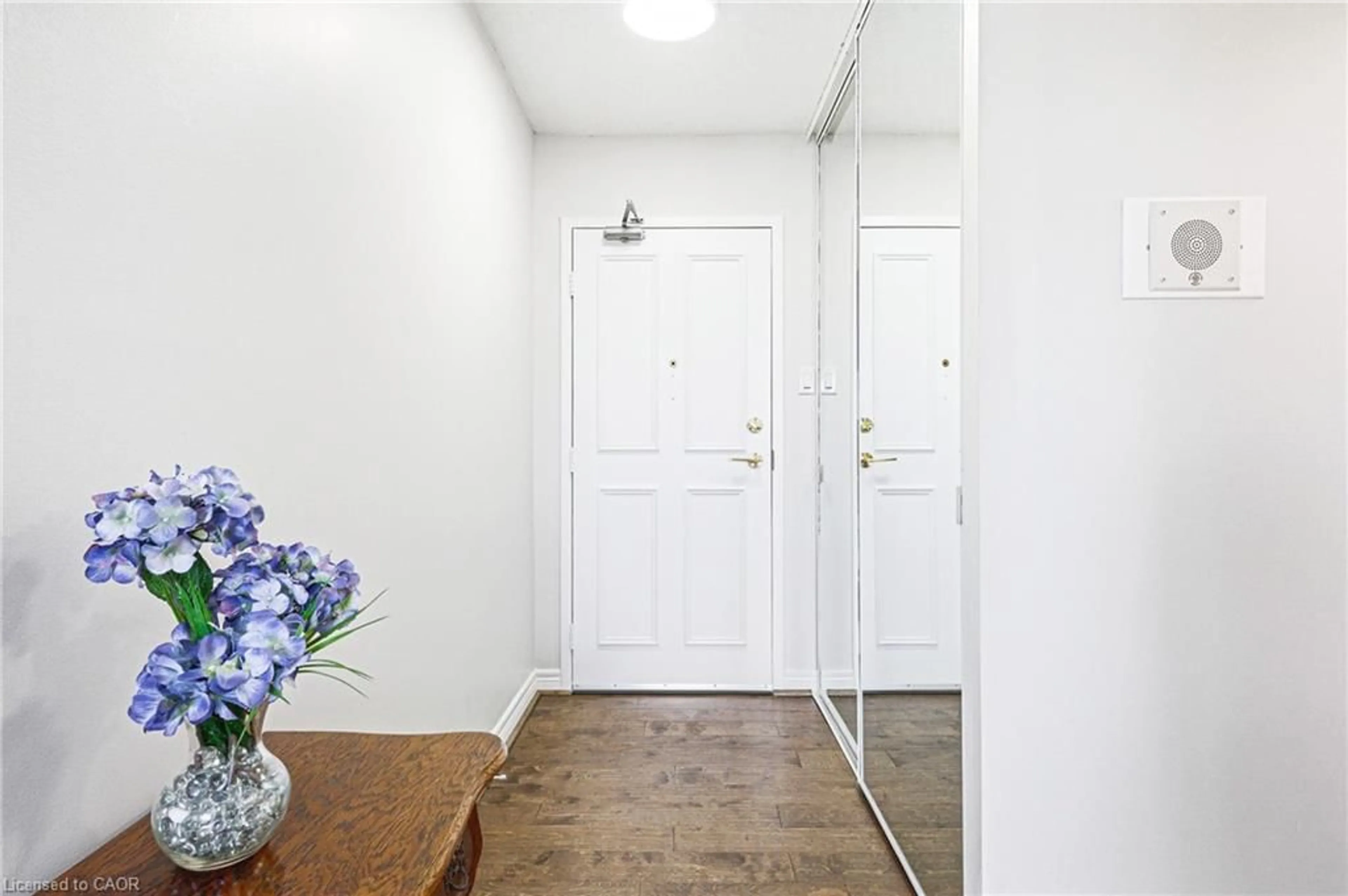Indoor entryway for 2055 Upper Middle Rd #901, Burlington Ontario L7P 3P4