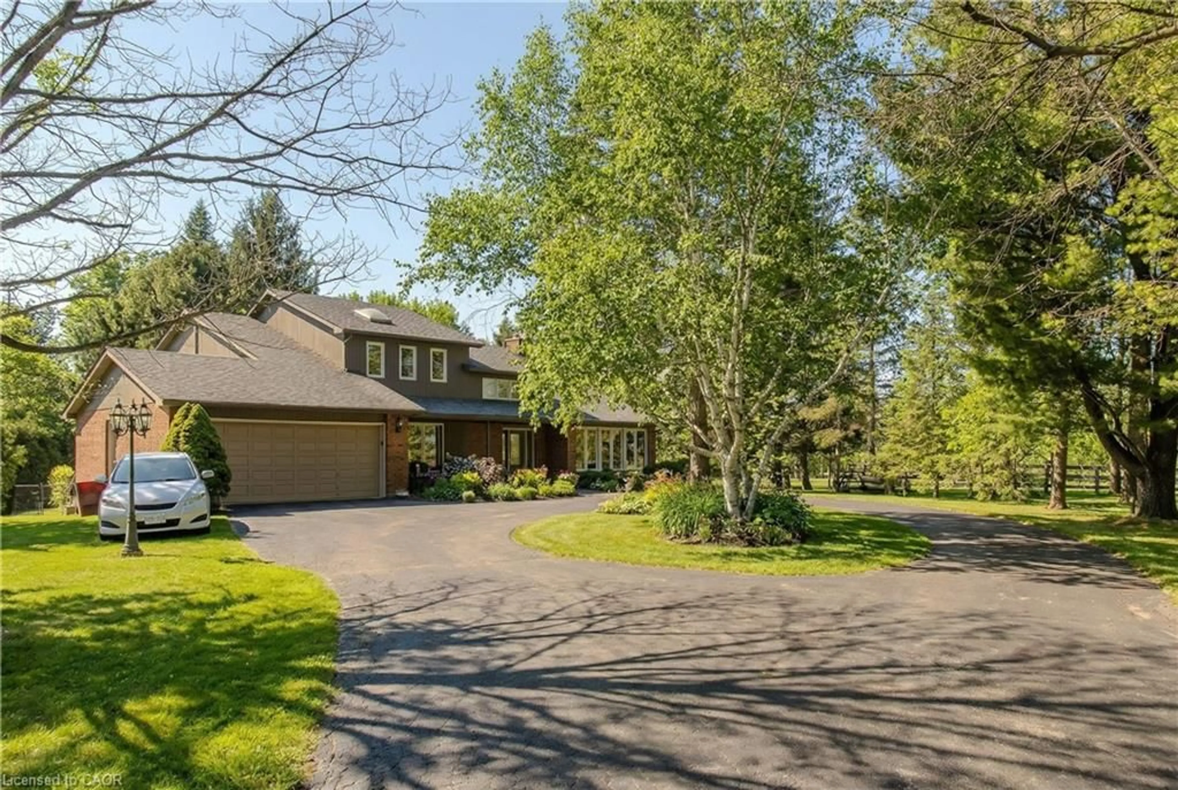 A pic from outside/outdoor area/front of a property/back of a property/a pic from drone, street for 2431 Britannia Rd, Burlington Ontario L7P 0E9