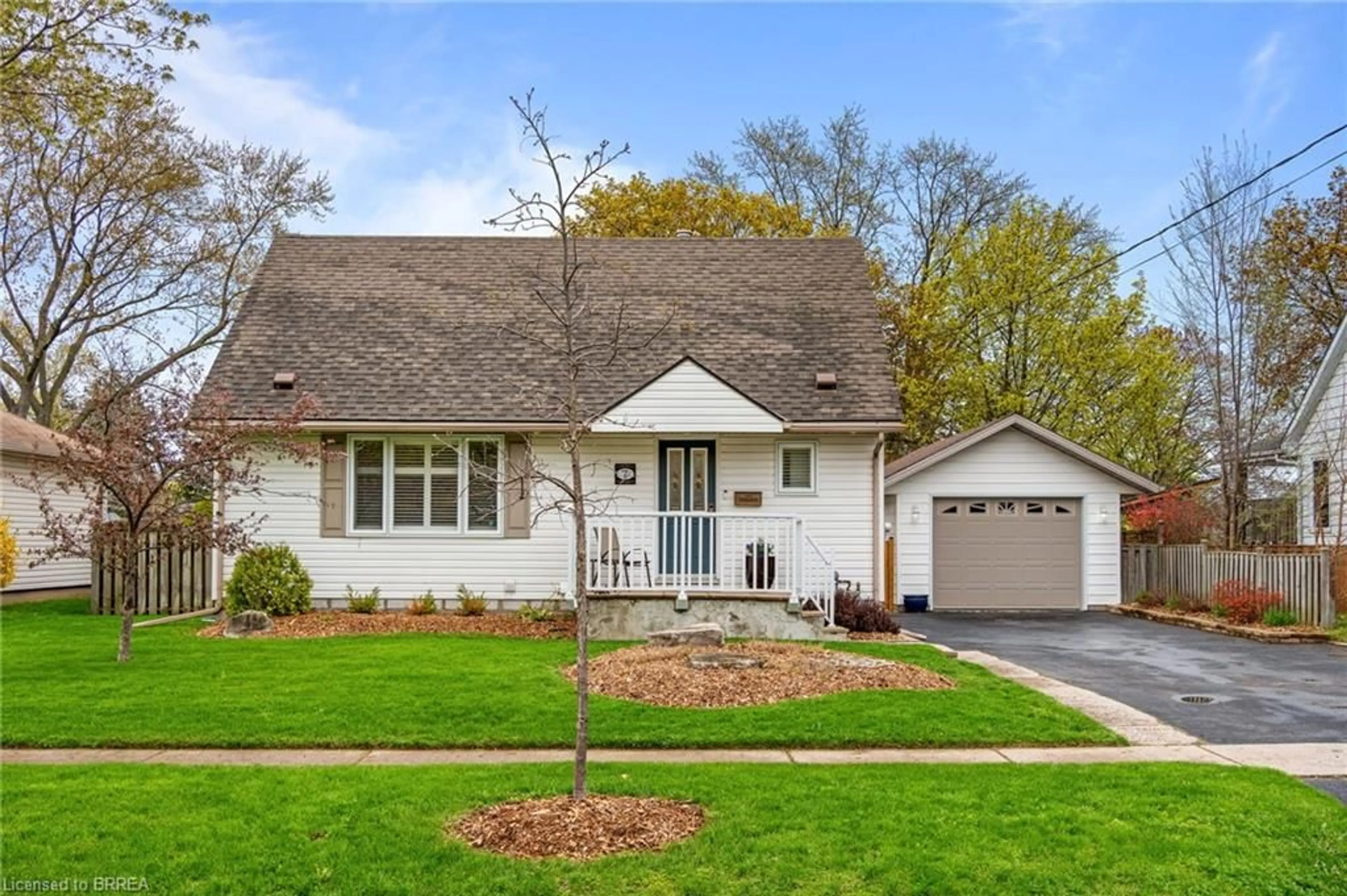Home with vinyl exterior material, street for 7 Northalaton St, Brantford Ontario N3R 2B3