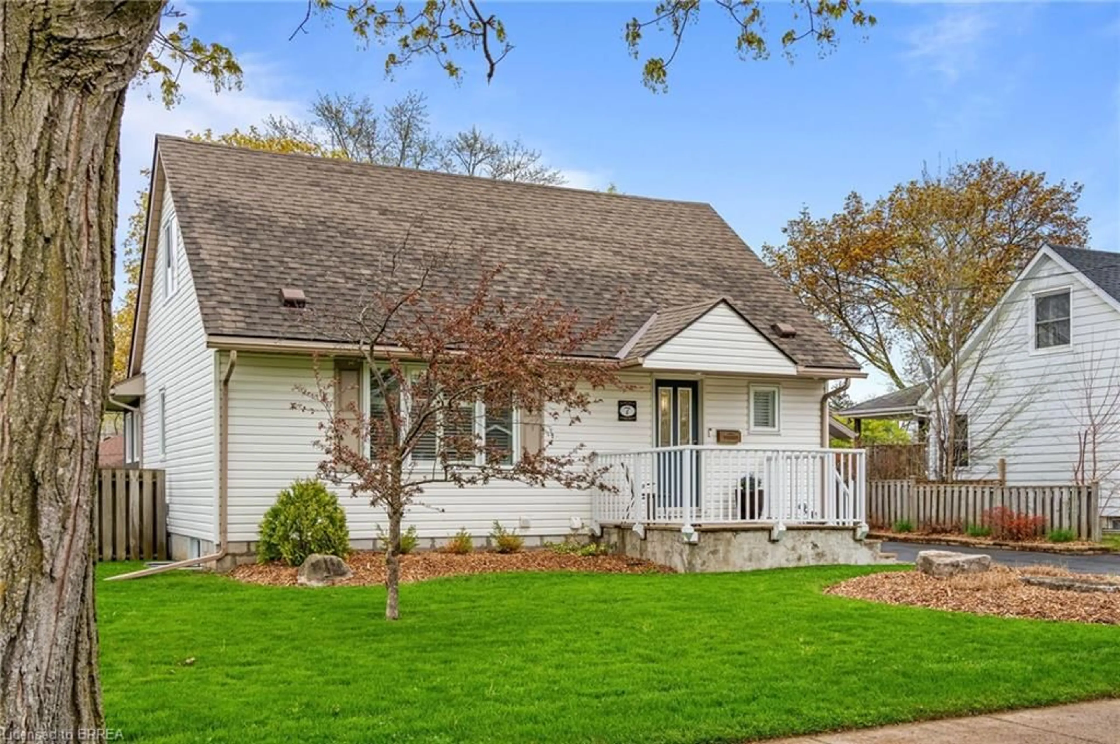 Home with vinyl exterior material, street for 7 Northalaton St, Brantford Ontario N3R 2B3