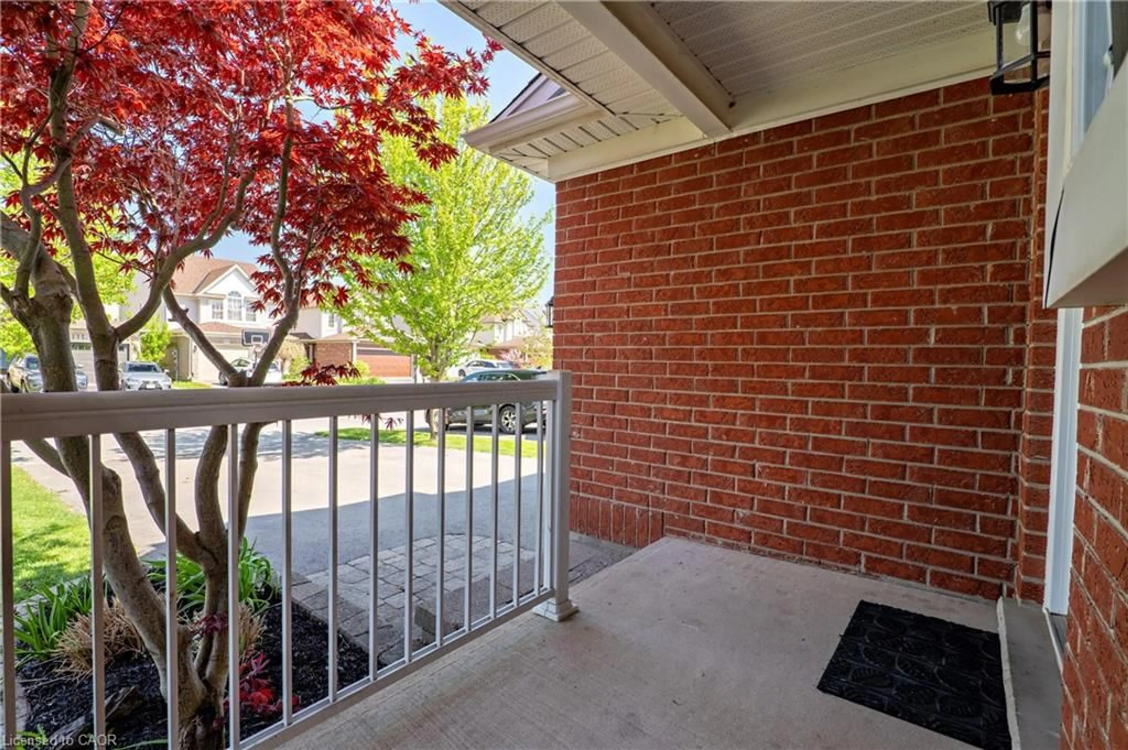 Patio, street for 635 Bonavista Dr, Waterloo Ontario N2K 4B3