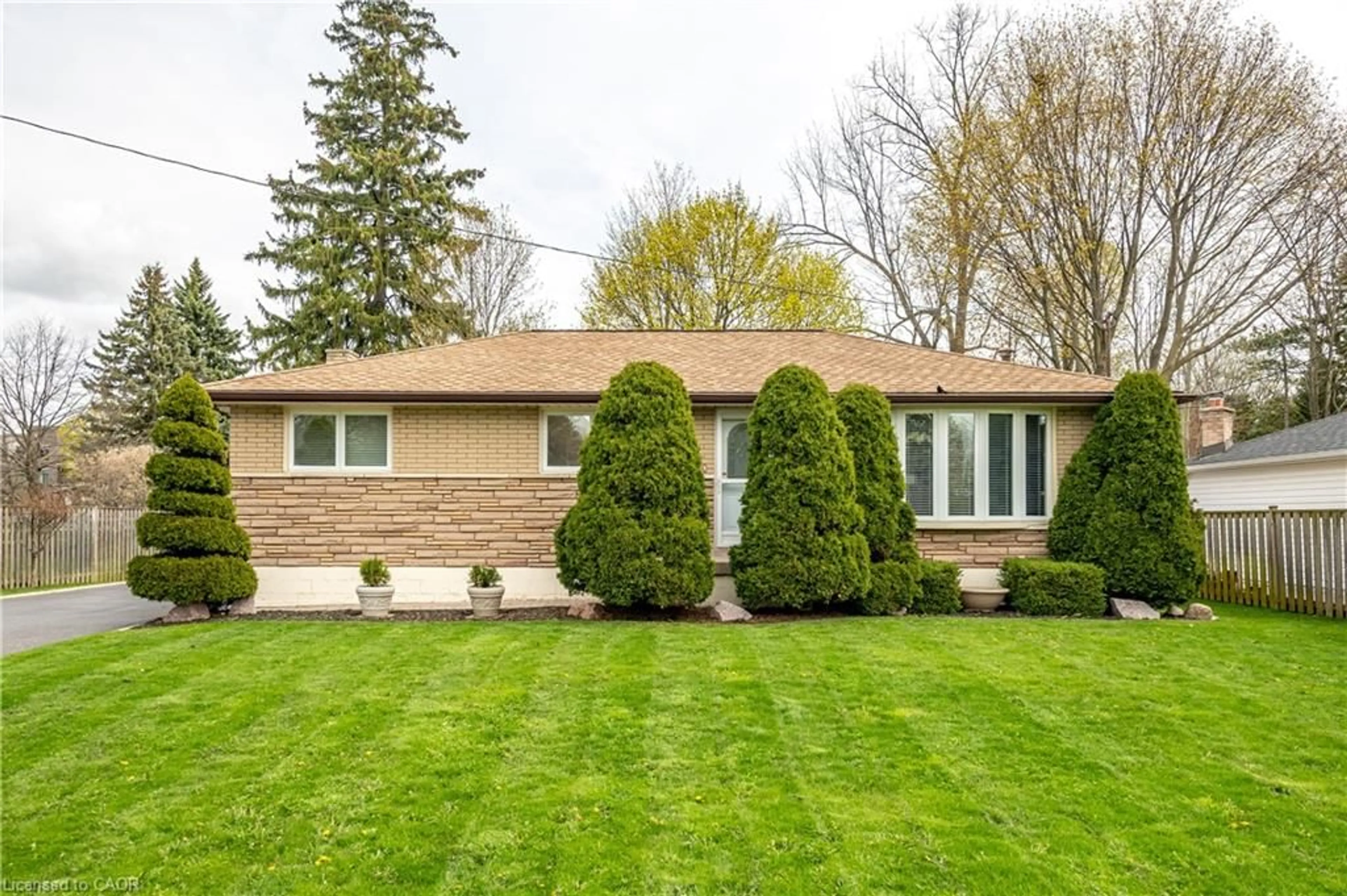 Home with brick exterior material, street for 169 Seminole Rd, Ancaster Ontario L9G 1Y7