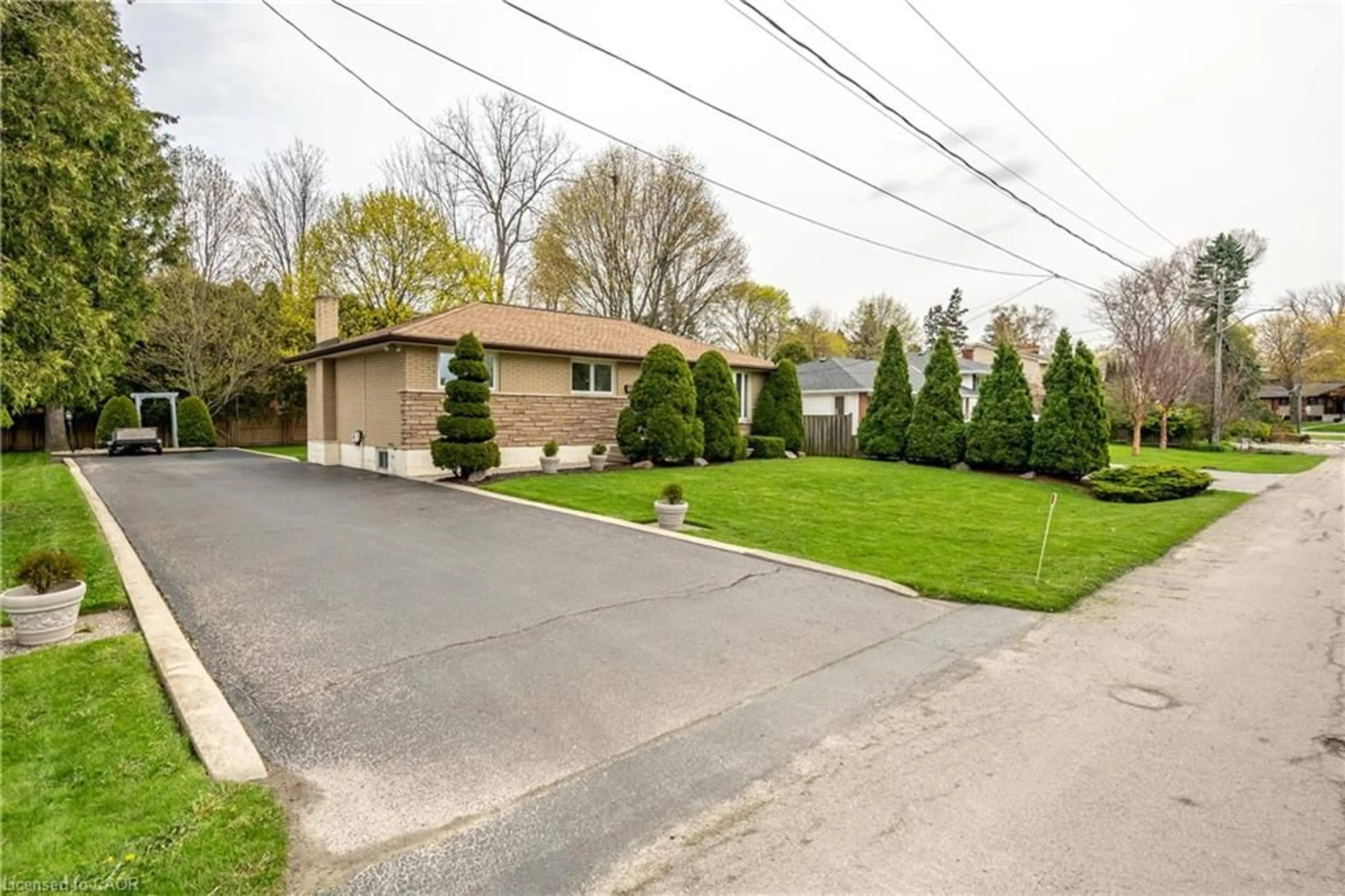 Patio, street for 169 Seminole Rd, Ancaster Ontario L9G 1Y7