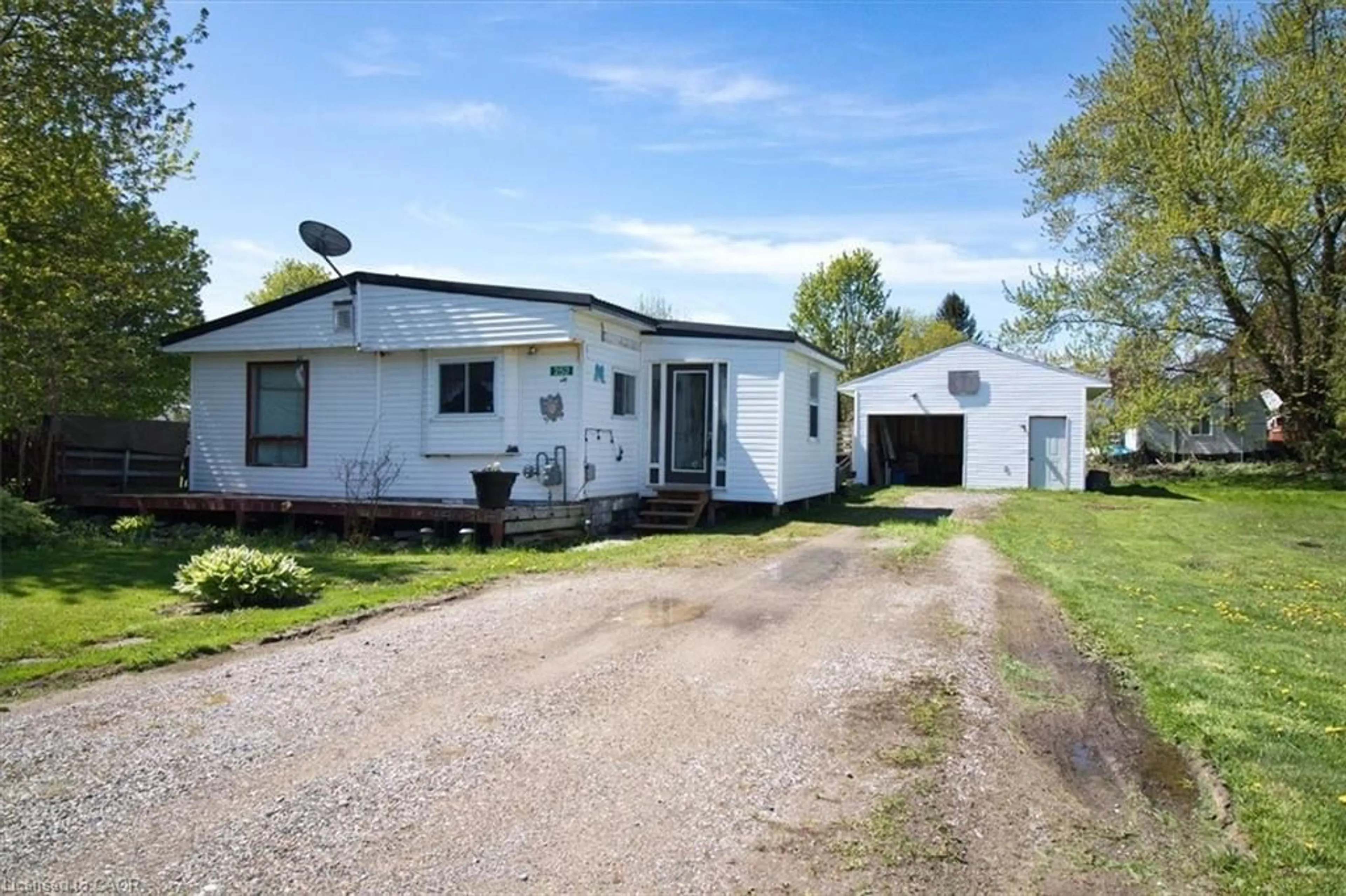 A pic from outside/outdoor area/front of a property/back of a property/a pic from drone, street for 252 Queen St, Highgate Ontario N0P 1T0