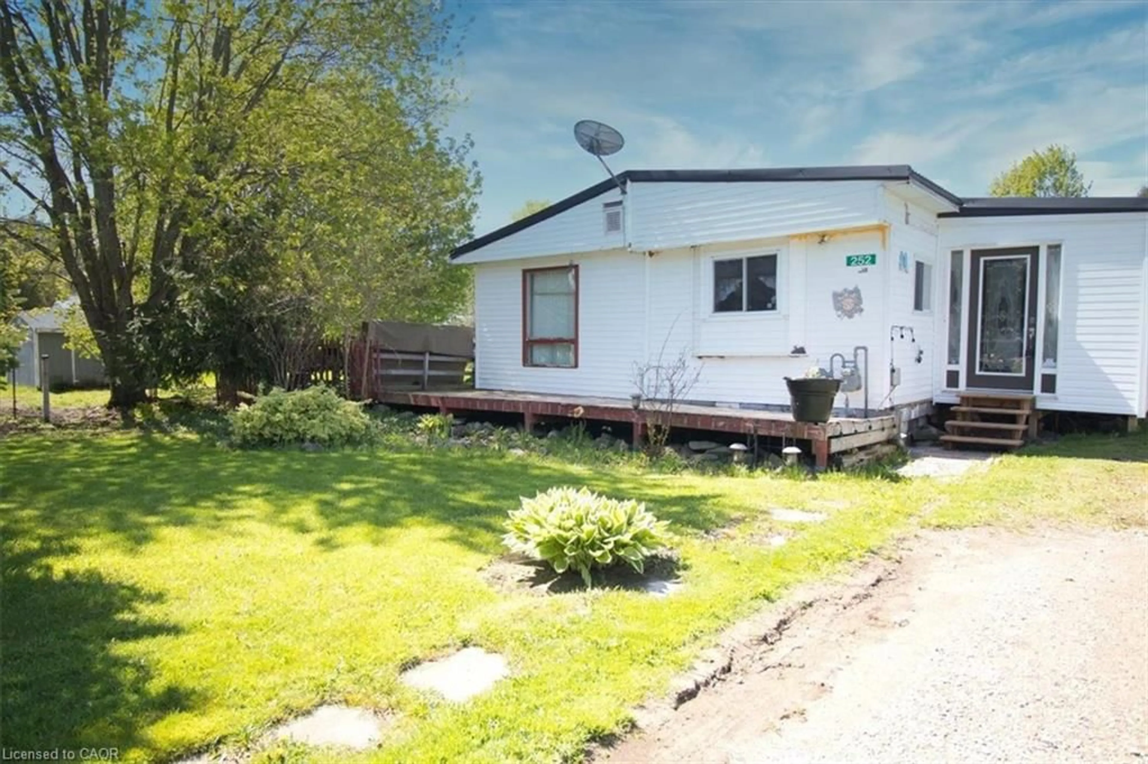 A pic from outside/outdoor area/front of a property/back of a property/a pic from drone, street for 252 Queen St, Highgate Ontario N0P 1T0