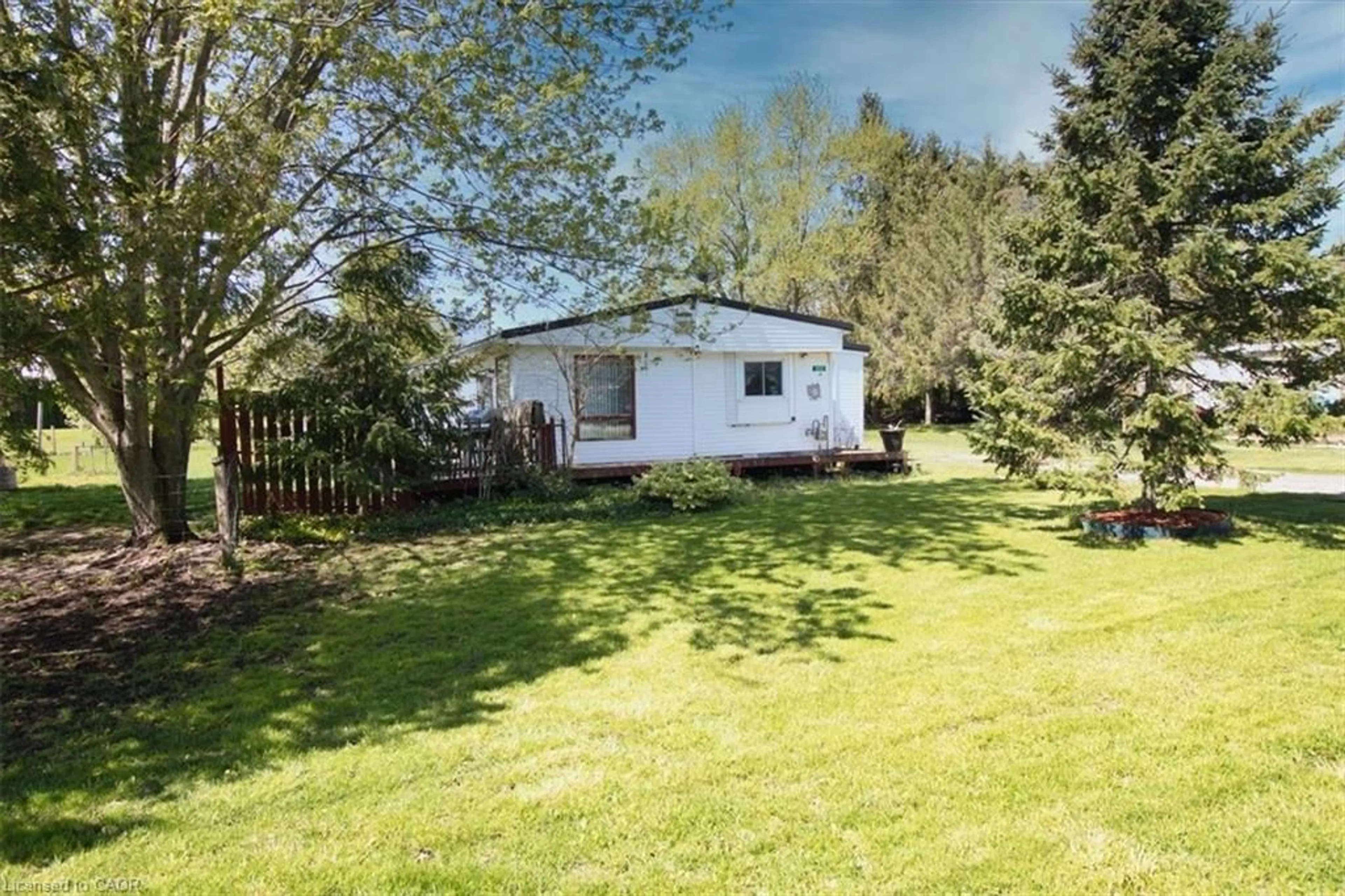 A pic from outside/outdoor area/front of a property/back of a property/a pic from drone, unknown for 252 Queen St, Highgate Ontario N0P 1T0