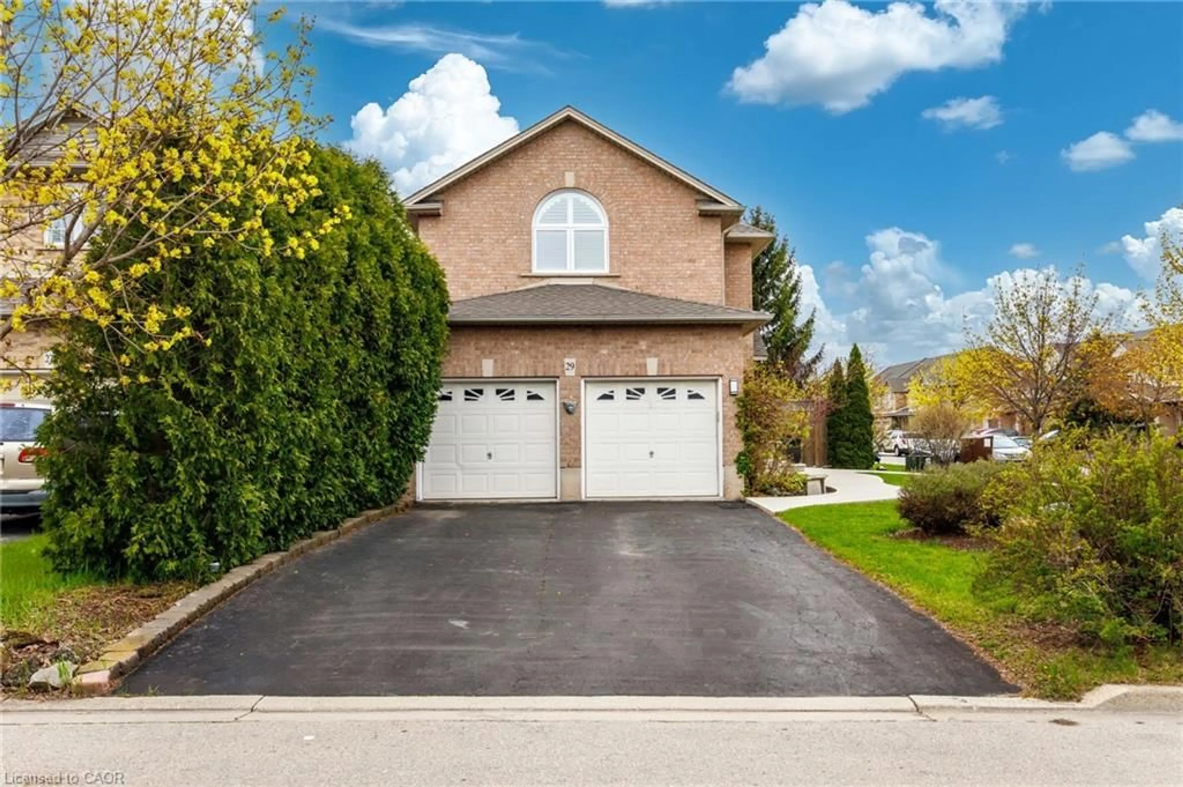 Home with brick exterior material, street for 29 Magnolia Cres, Grimsby Ontario L3M 5N1
