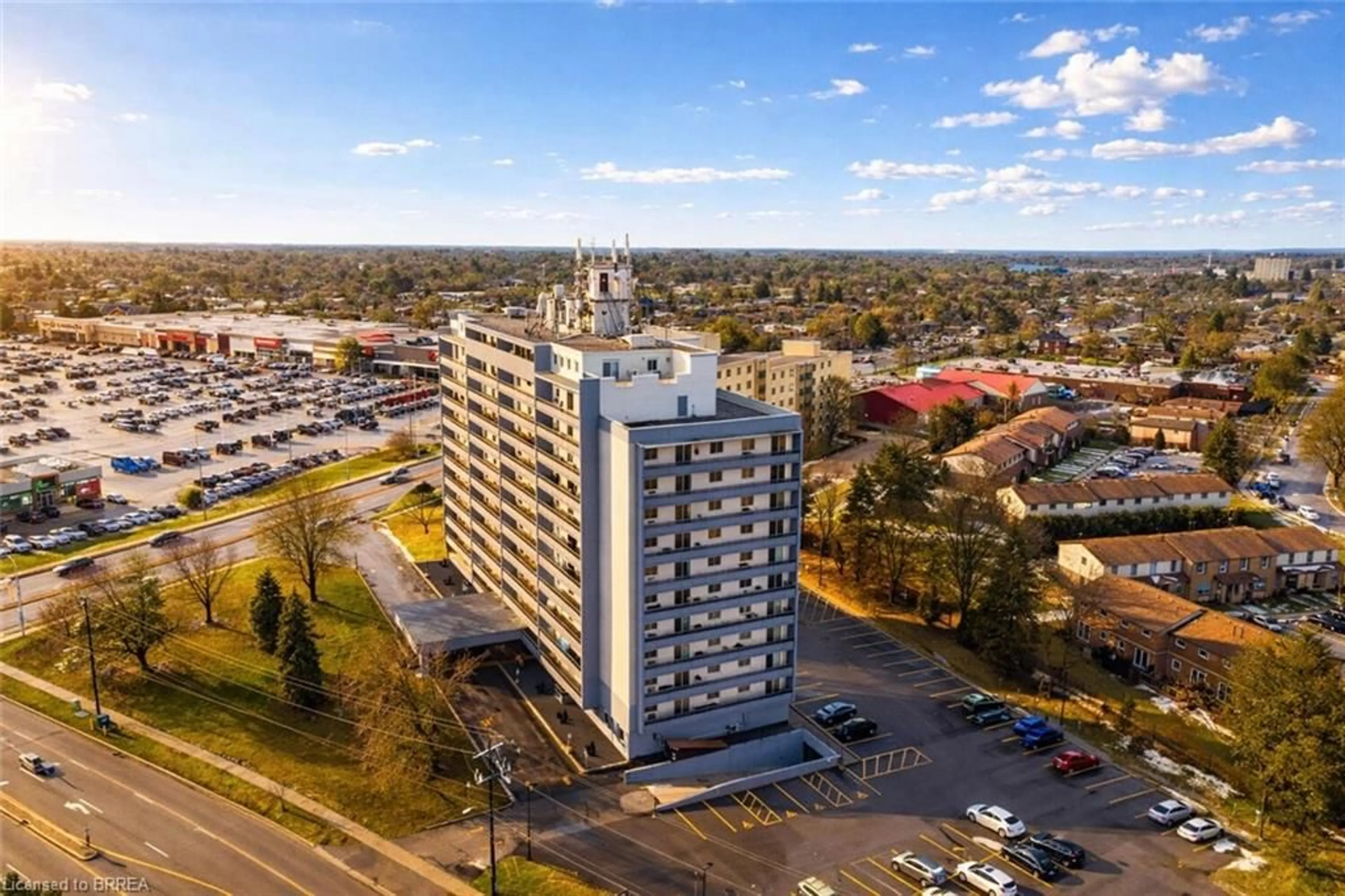 A pic from outside/outdoor area/front of a property/back of a property/a pic from drone, building for 640 West St #909, Brantford Ontario N3R 6M3