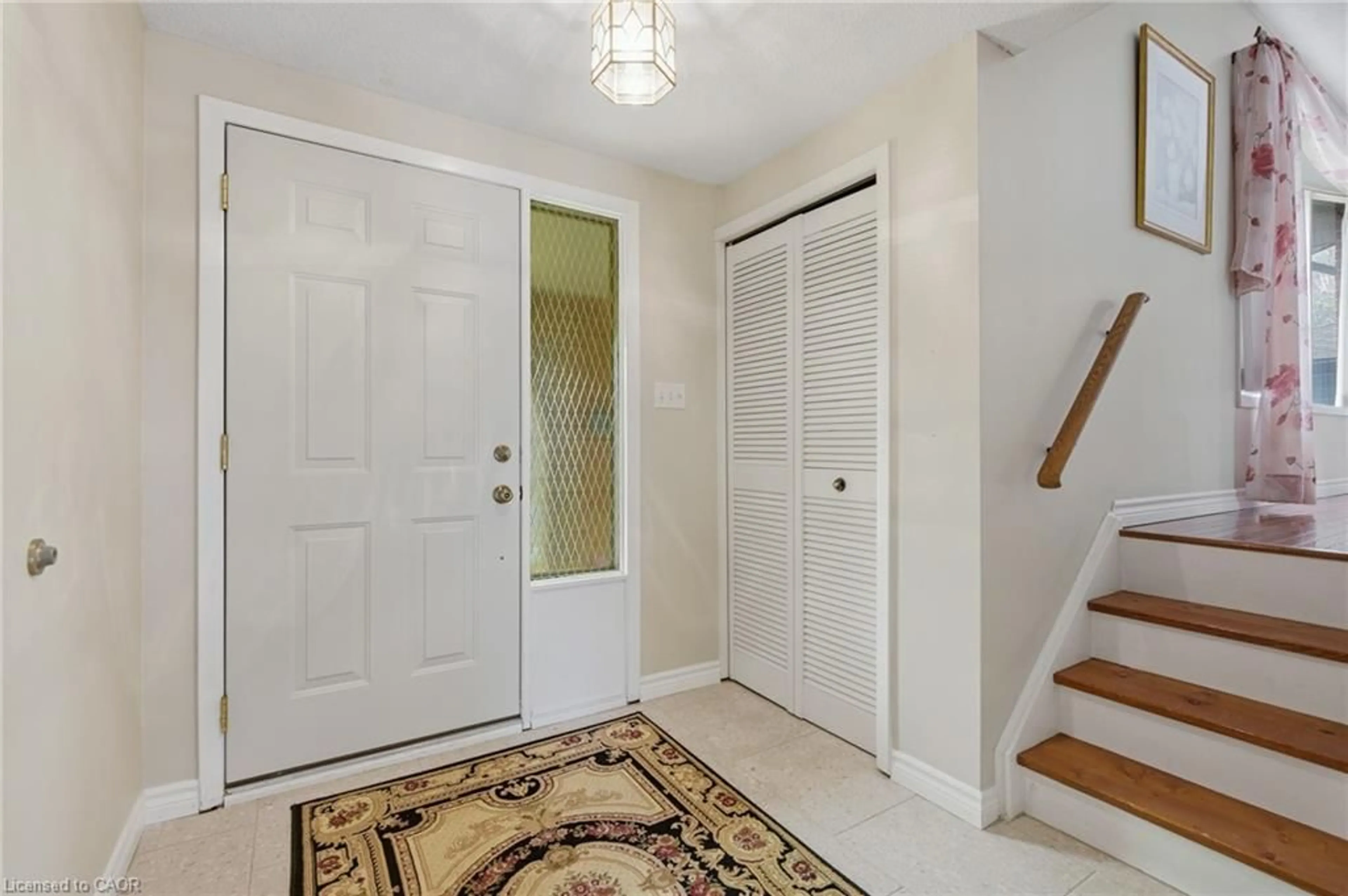 Indoor entryway for 102 Ripley Cres, Kitchener Ontario N2N 1V4