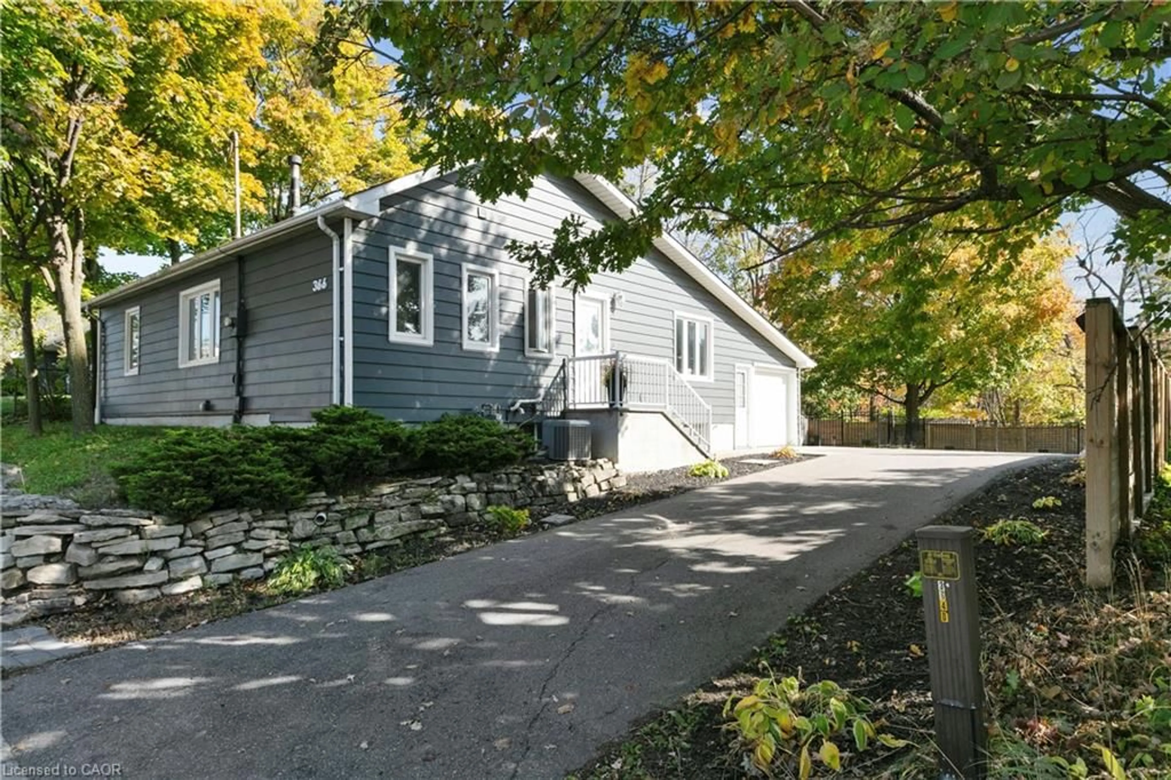 Home with vinyl exterior material, street for 366 Dundas St, Waterdown Ontario L0R 2H0