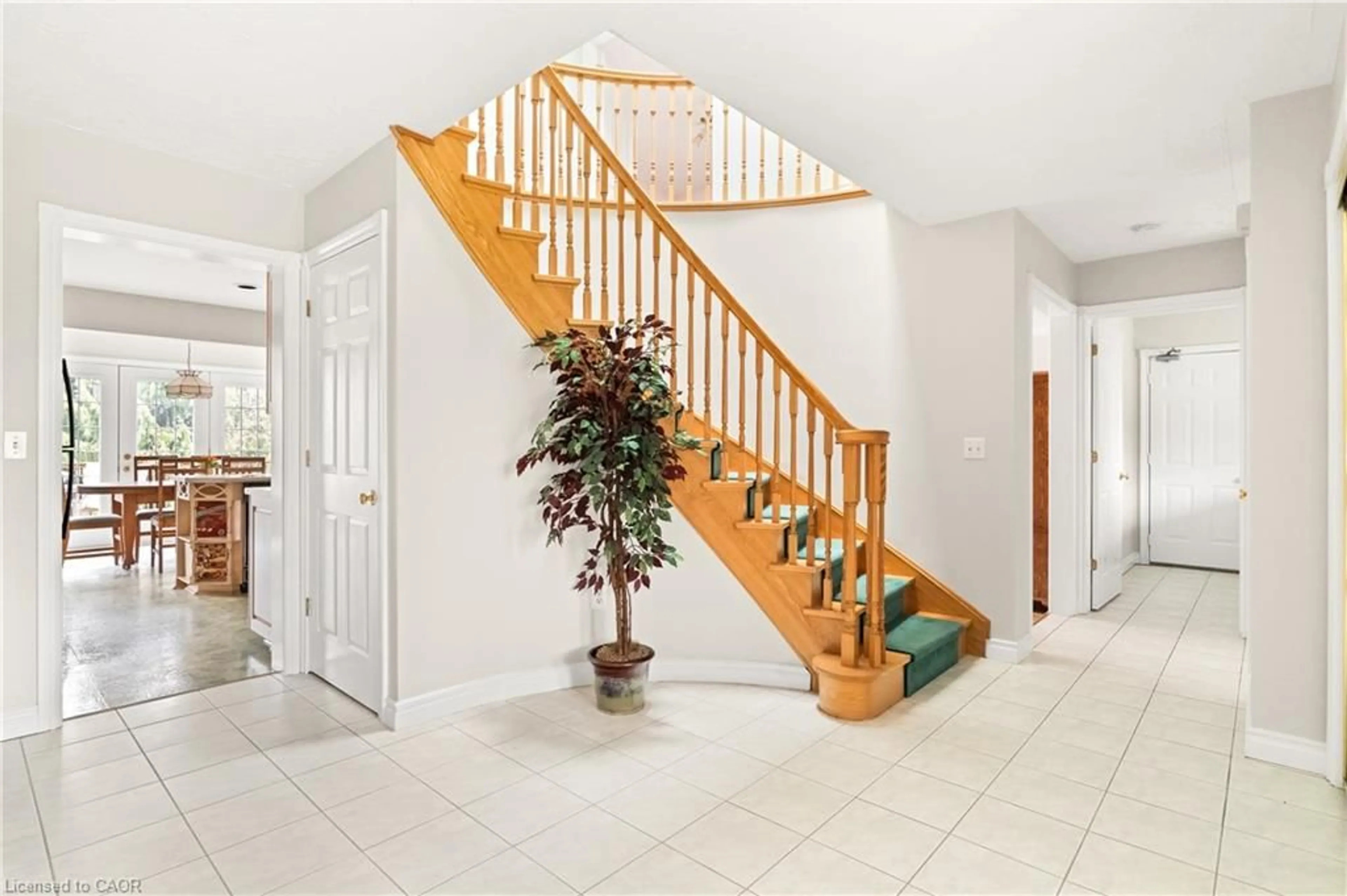 Indoor foyer for 5445 Fifth Line, Guelph/Eramosa Ontario N0B 2K0