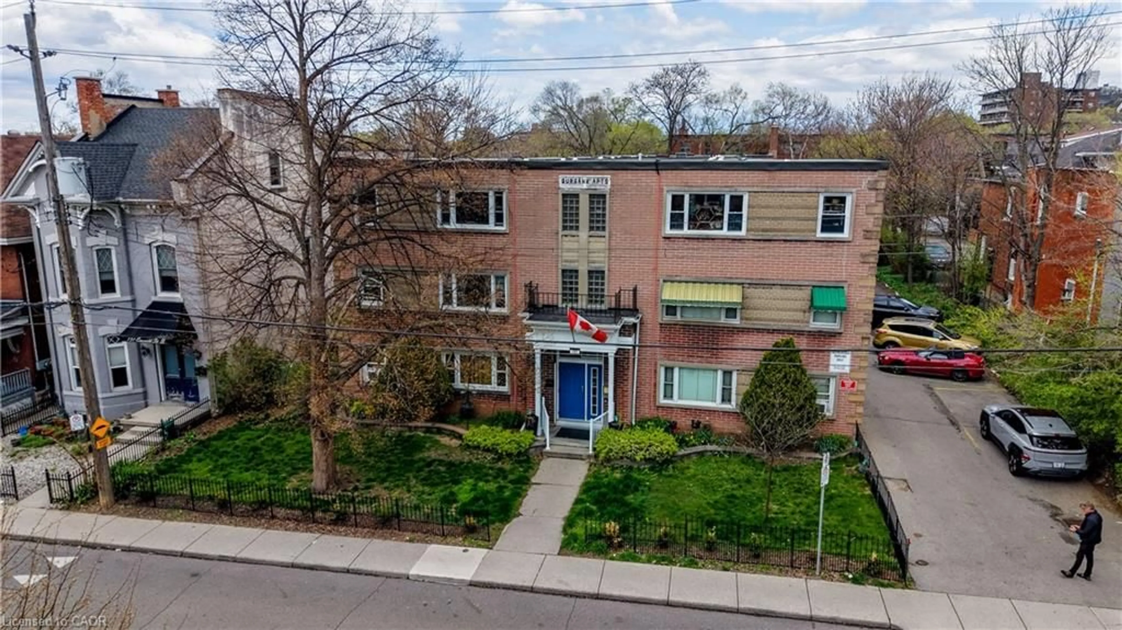 A pic from outside/outdoor area/front of a property/back of a property/a pic from drone, building for 137 Emerald St #25, Hamilton Ontario L8N 2V4