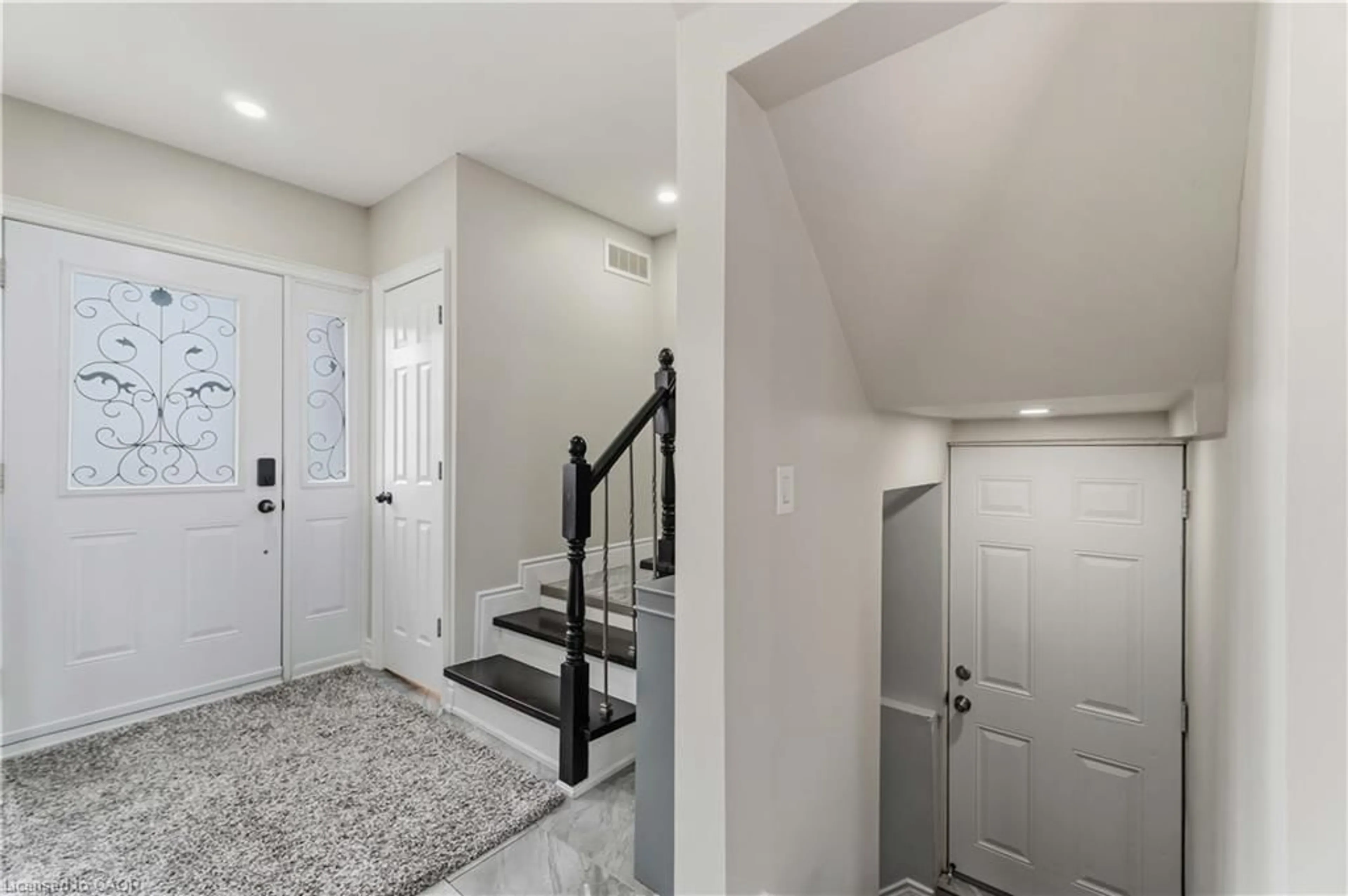 Indoor entryway for 1183 Dunsmure Rd, Hamilton Ontario L8H 1L1