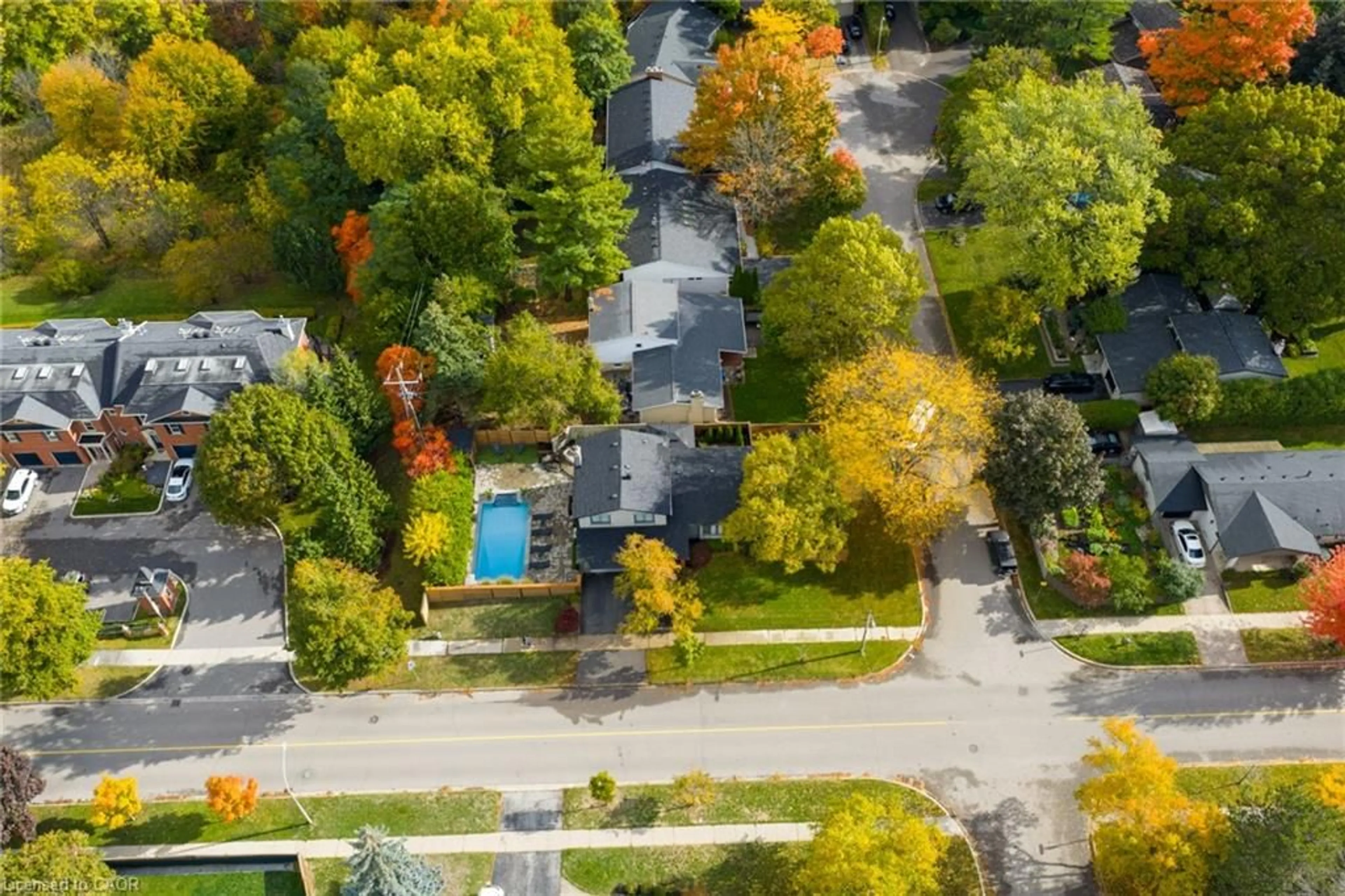 A pic from outside/outdoor area/front of a property/back of a property/a pic from drone, street for 134 Fairwood Pl, Burlington Ontario L7T 4B6