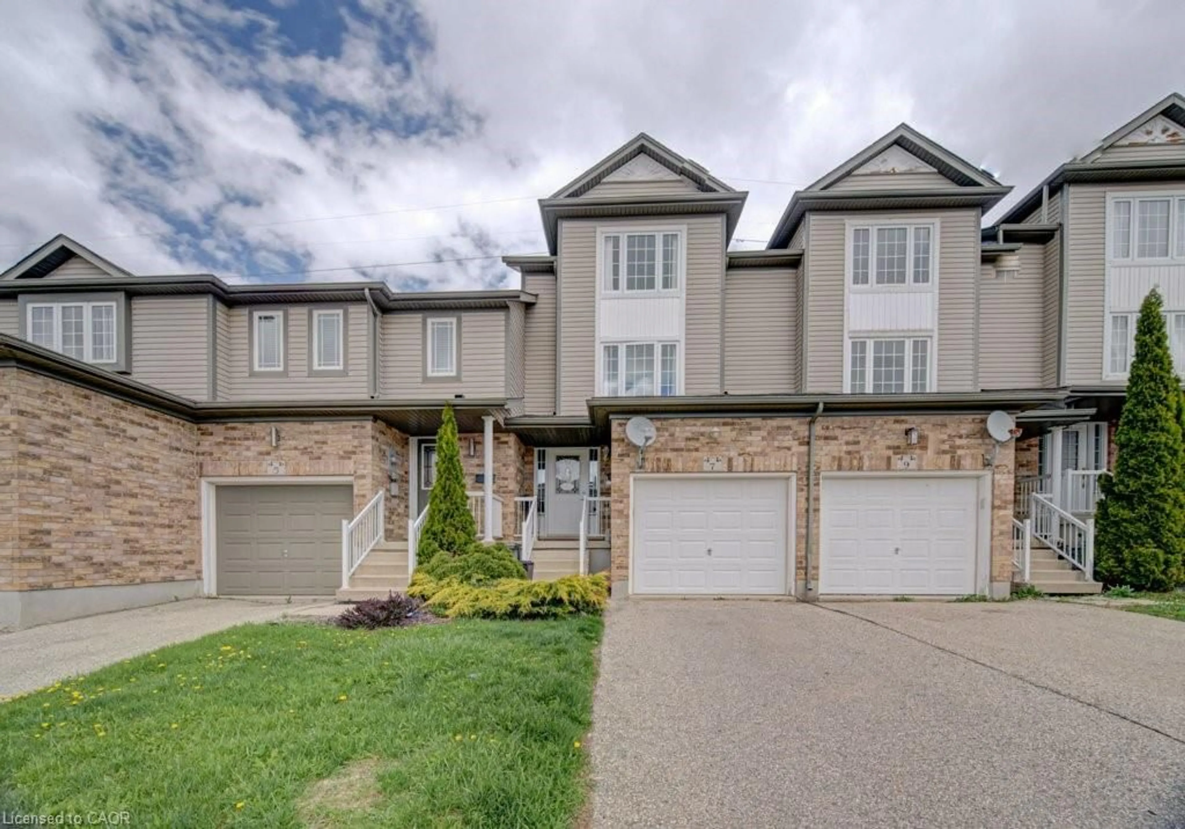 A pic from outside/outdoor area/front of a property/back of a property/a pic from drone, street for 7 Red Clover Cres, Kitchener Ontario N2E 4G9