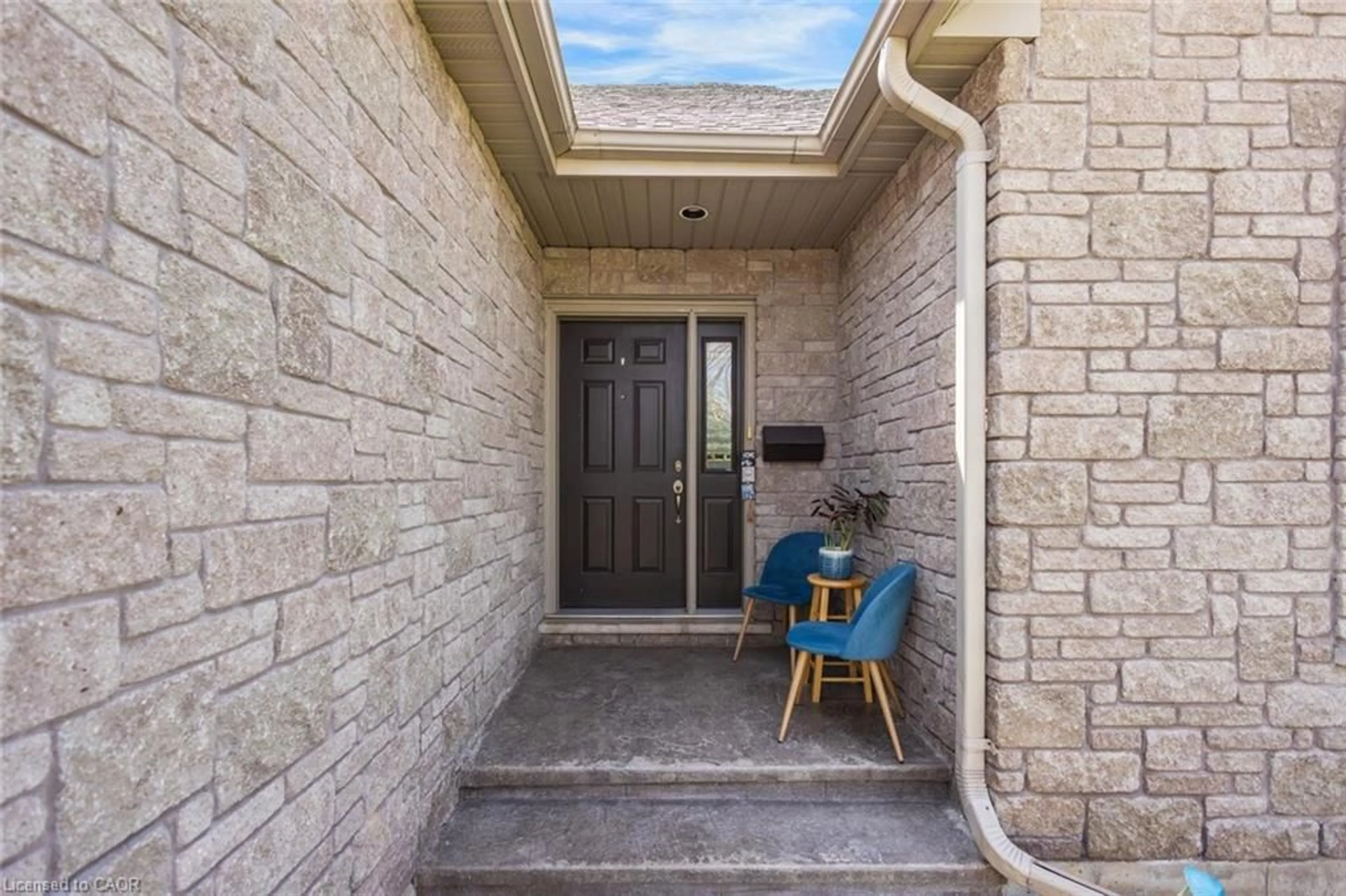 Indoor entryway for 483 Parrott Pl, Woodstock Ontario N4T 1V8