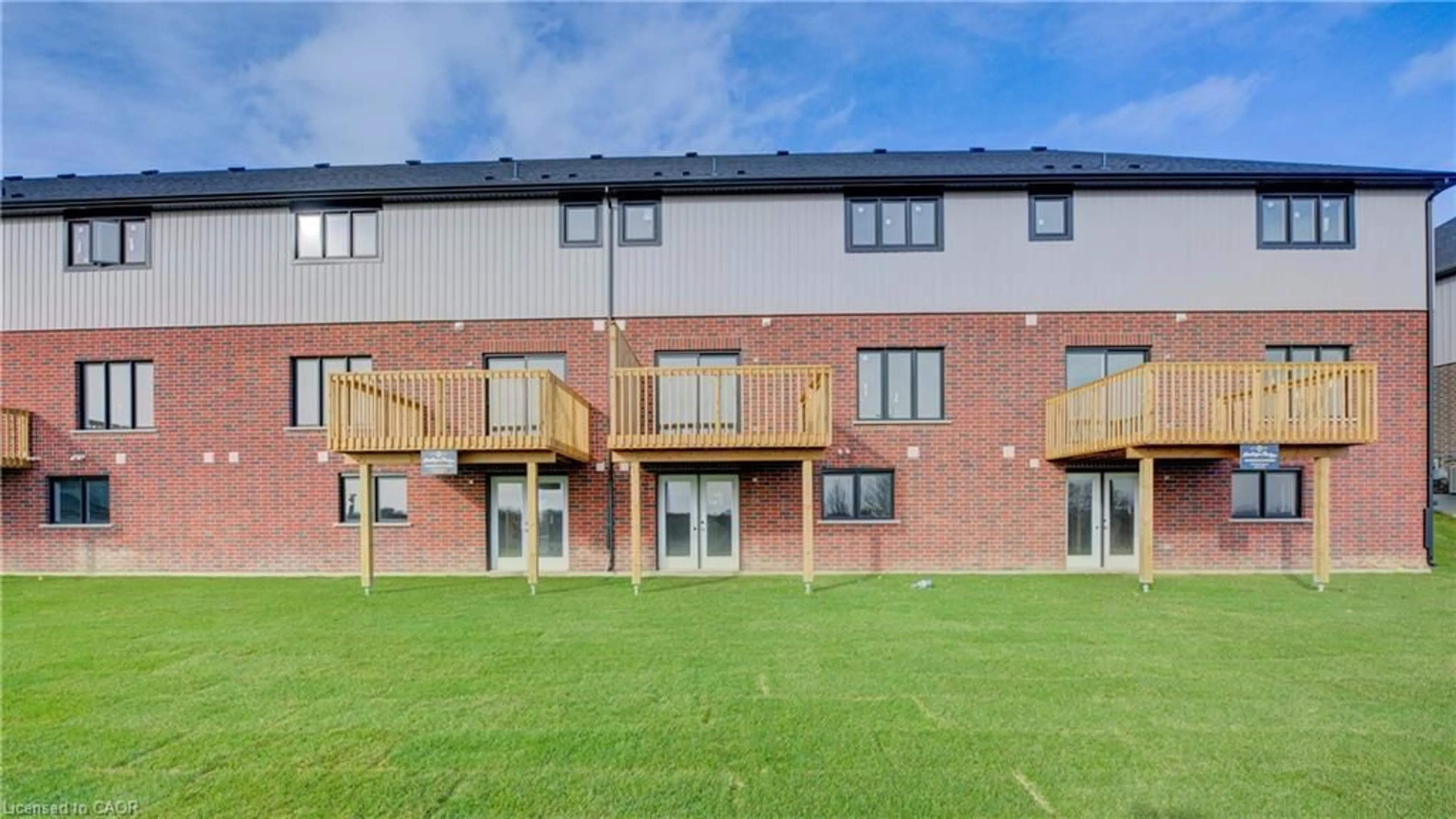 A pic from outside/outdoor area/front of a property/back of a property/a pic from drone, building for 235 Applewood St, Plattsville Ontario N0J 1S0