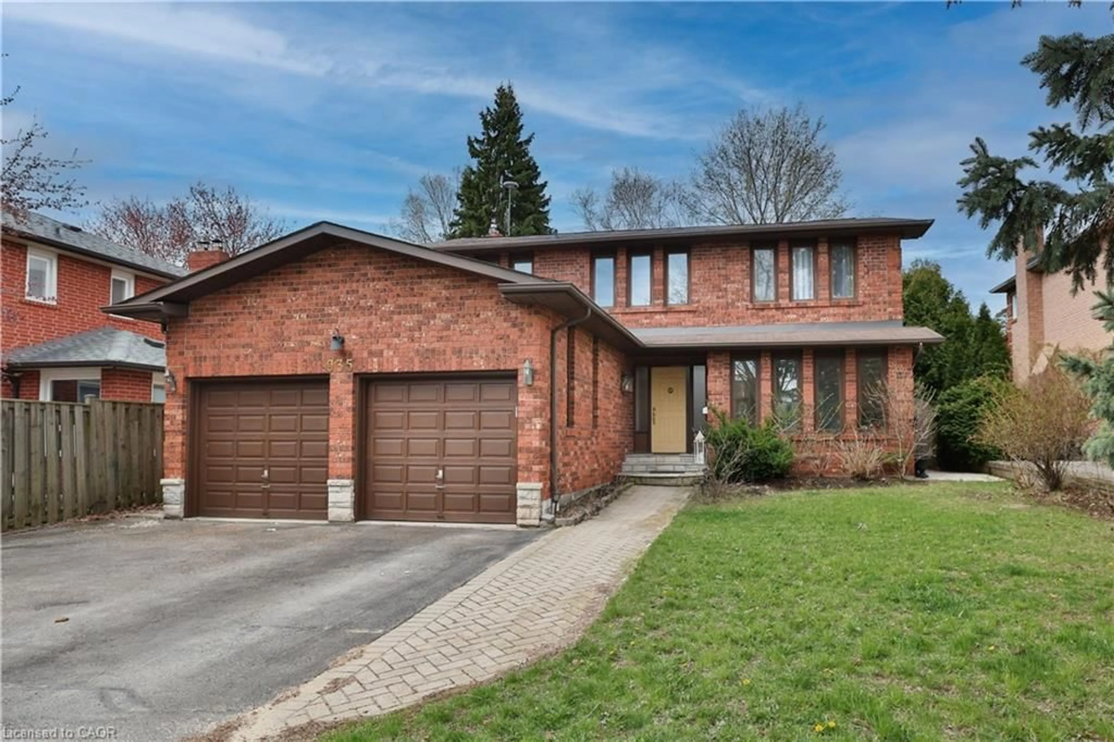 Home with brick exterior material, street for 935 Red Pine Cres, Mississauga Ontario L5H 4E7