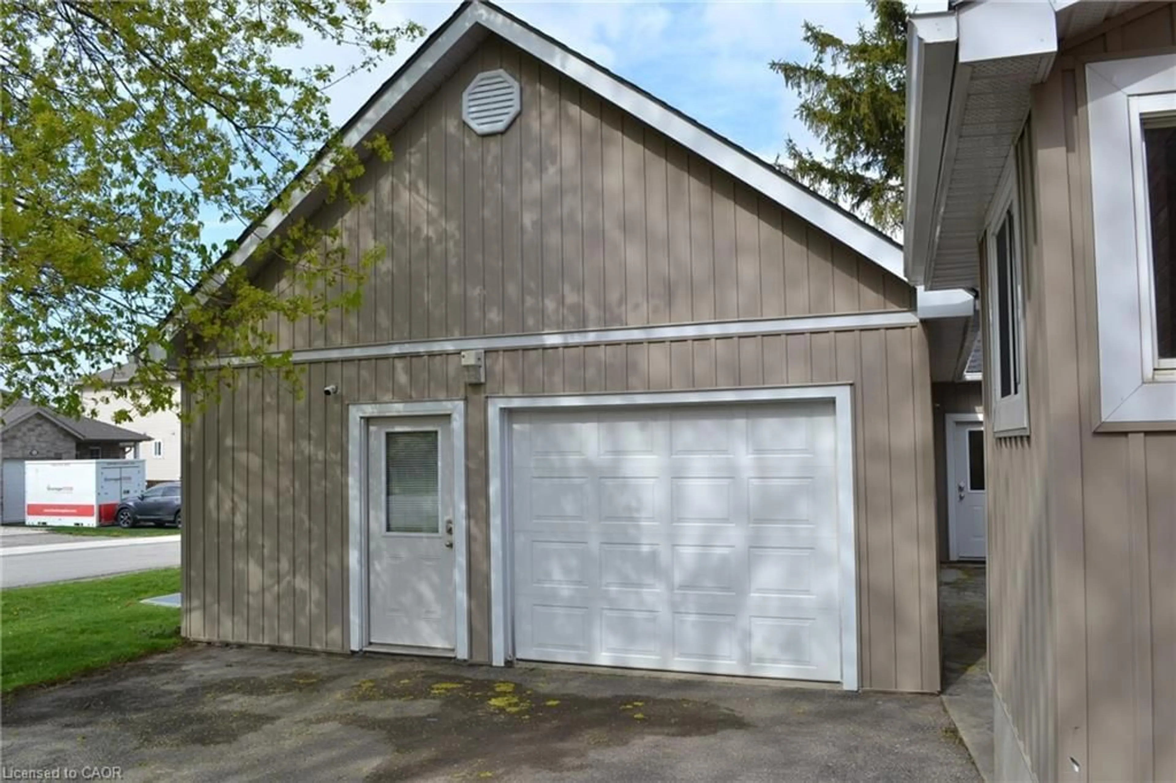 Indoor garage for 3994 Galt St, Shakespeare Ontario N0B 2P0
