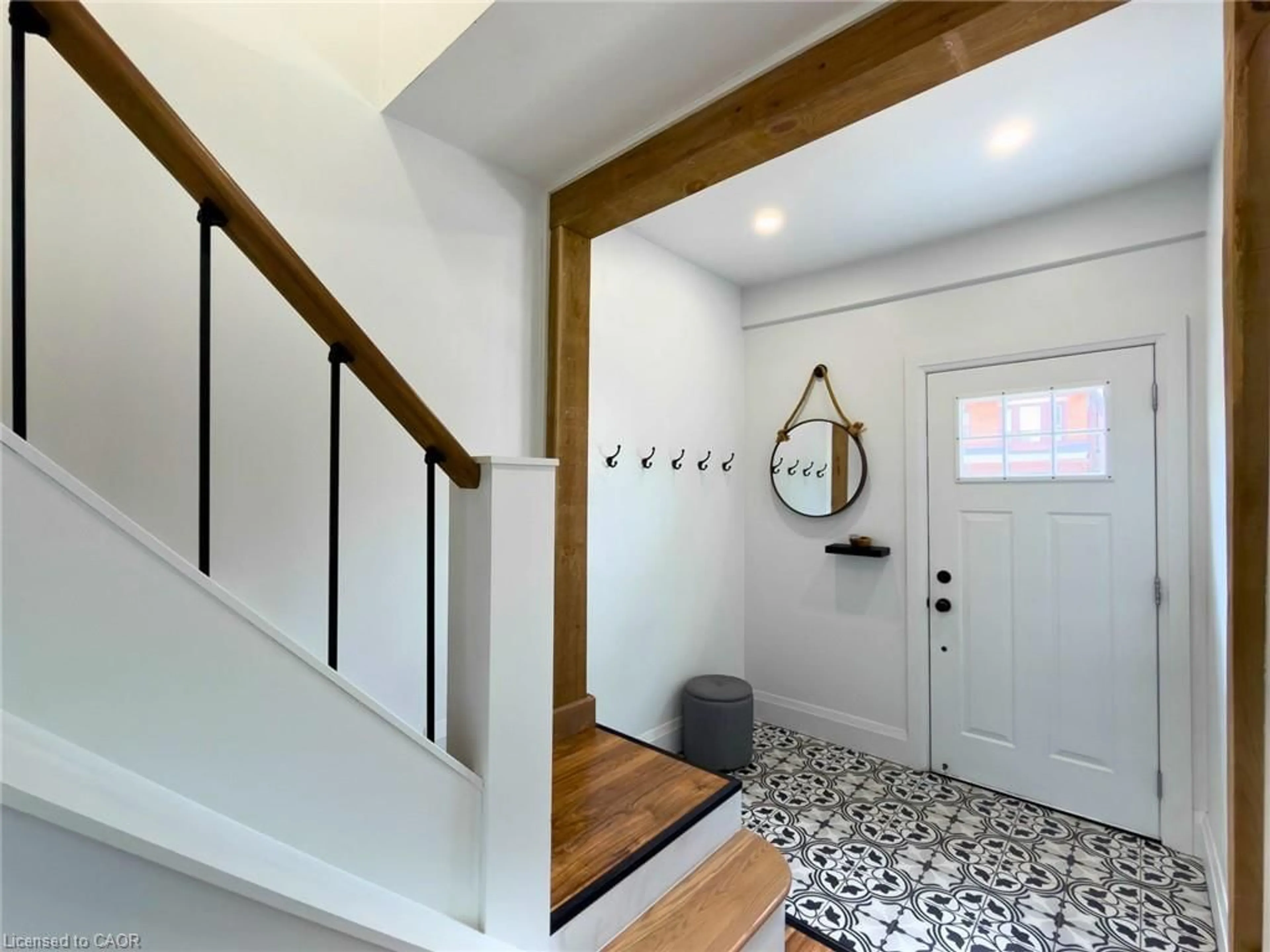Indoor entryway for 138 Cavell Ave, Hamilton Ontario L8L 7E5