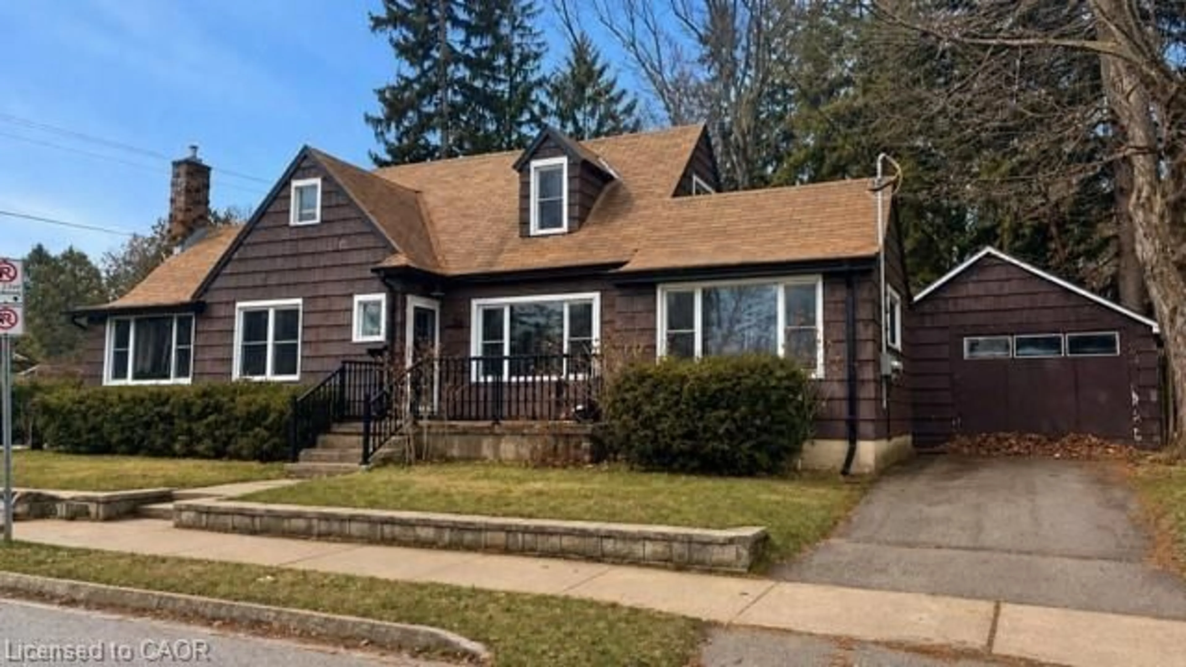 Home with vinyl exterior material, street for 96 Orchard Ave, Simcoe Ontario N3Y 3H1