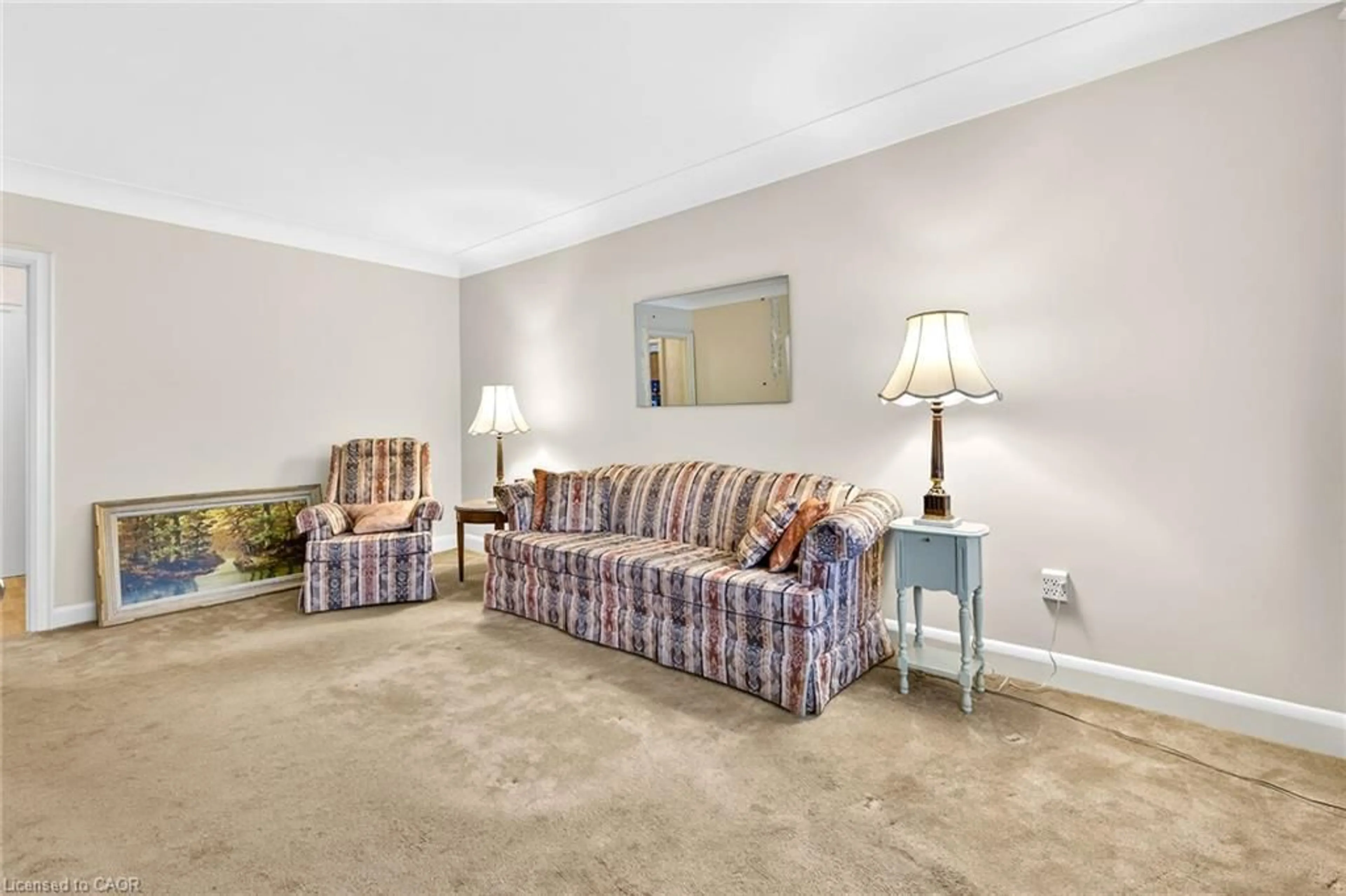 Living room with furniture, carpet floor for 95 Empress Ave, Hamilton Ontario L9A 1M5