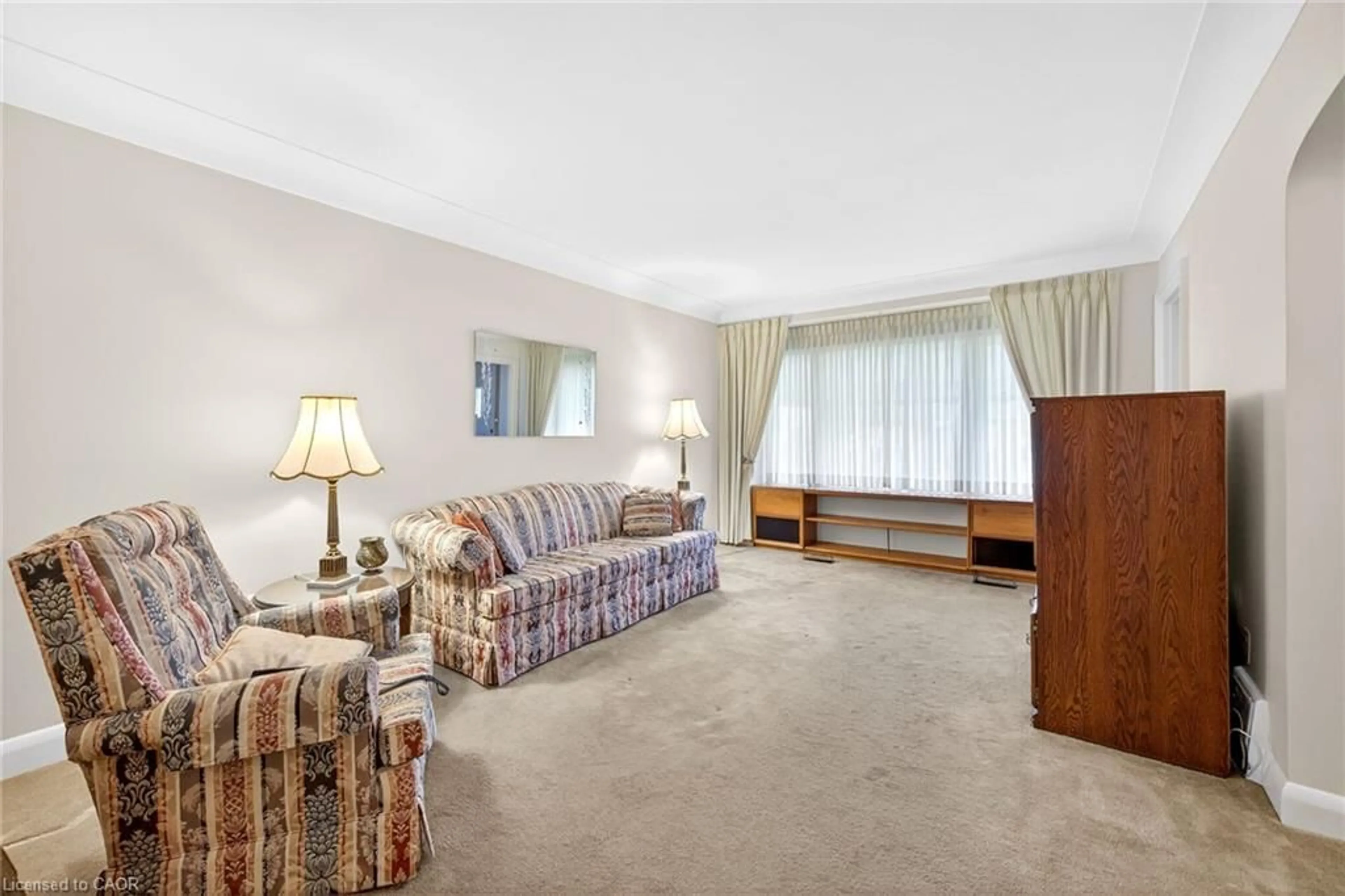Living room with furniture, carpet floor for 95 Empress Ave, Hamilton Ontario L9A 1M5