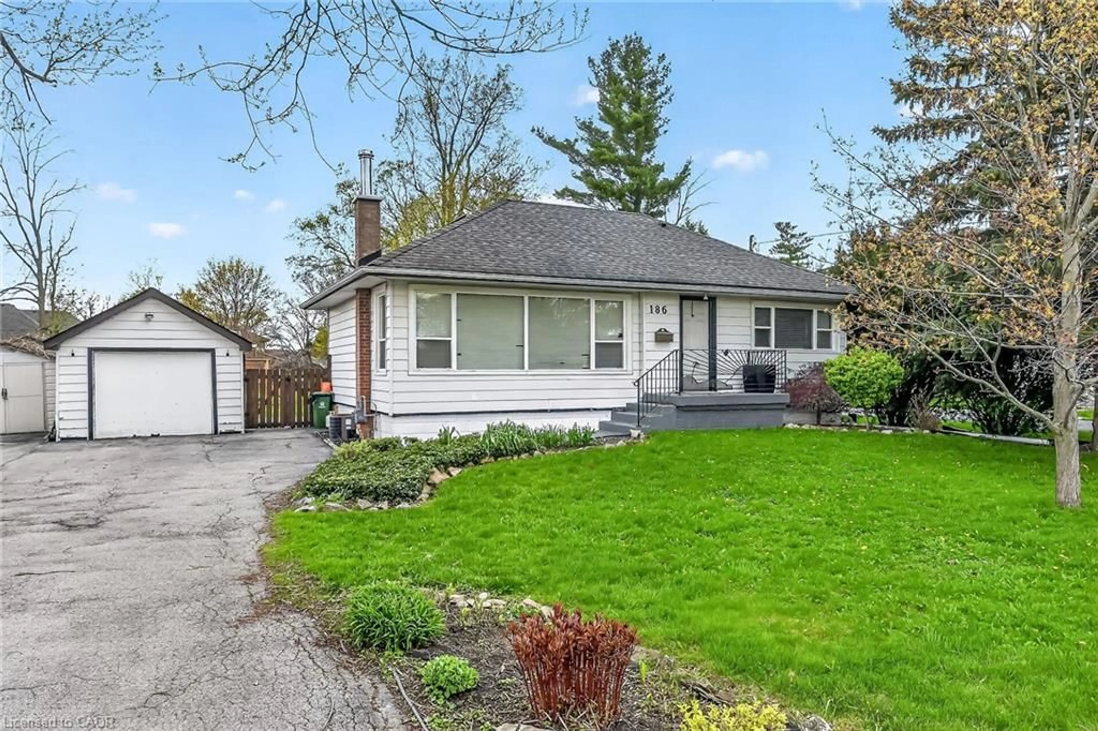 Home with vinyl exterior material, street for 186 Seneca Ave, Hamilton Ontario L9B 1M2