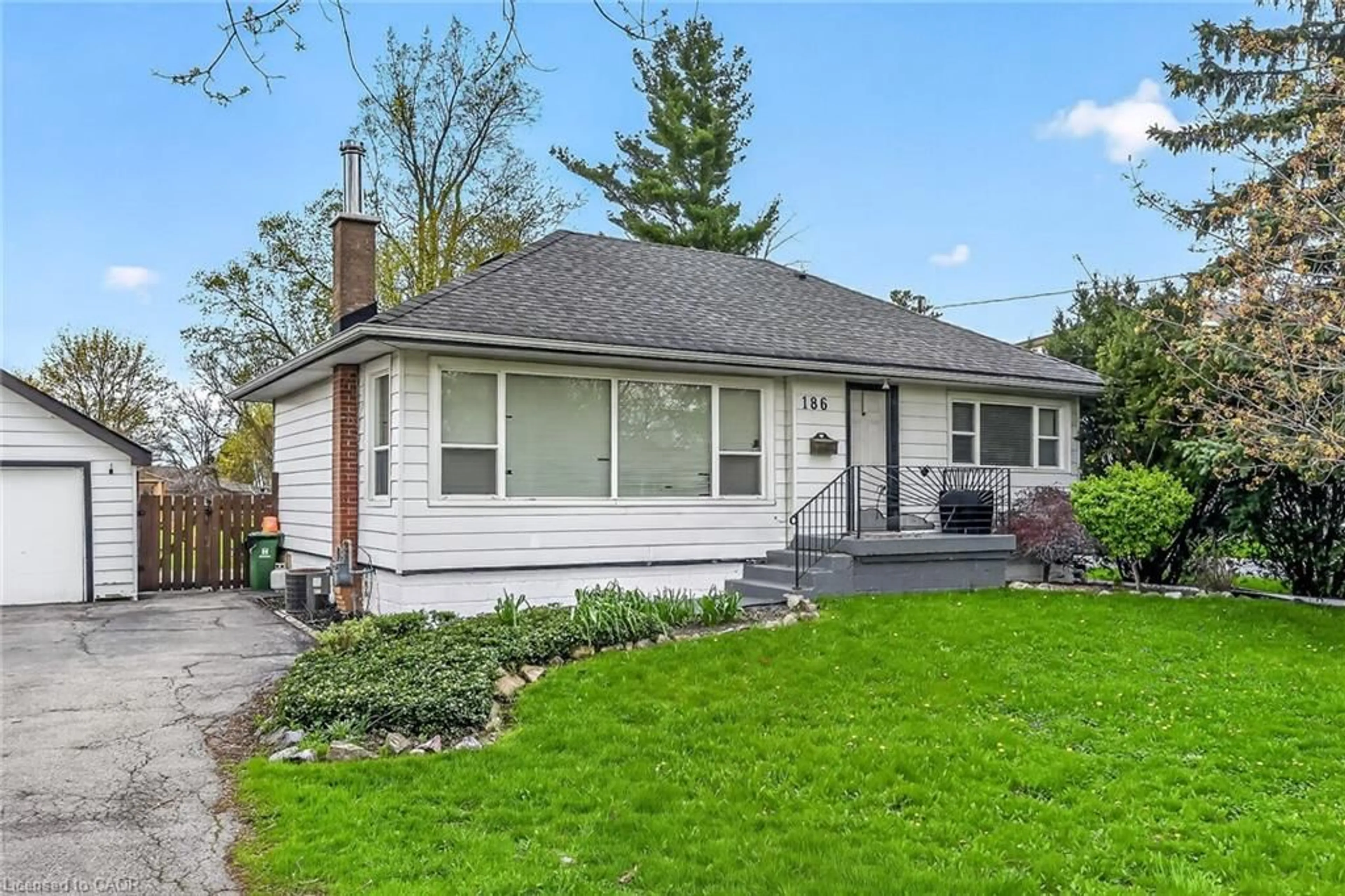Home with vinyl exterior material, street for 186 Seneca Ave, Hamilton Ontario L9B 1M2