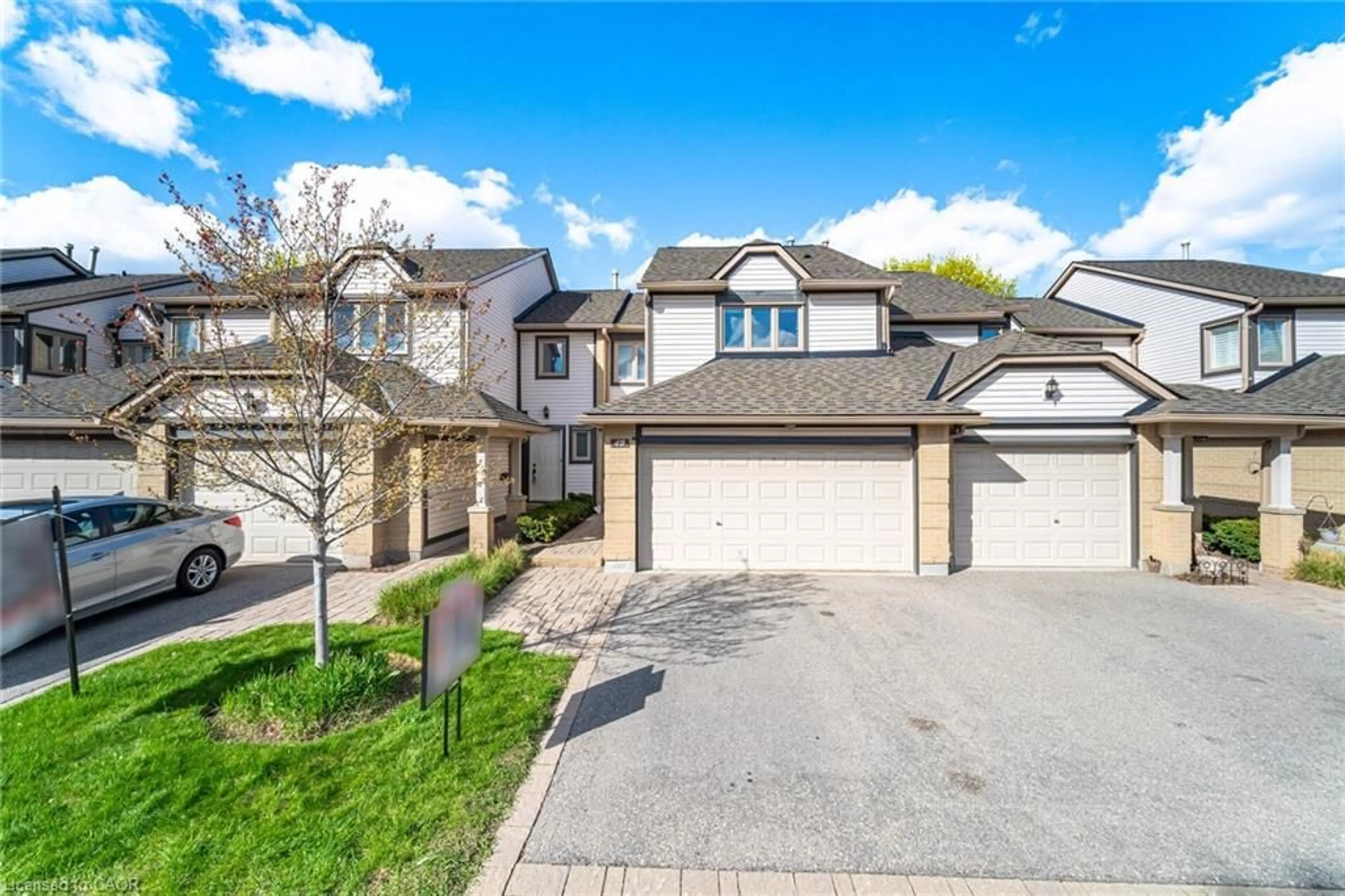 A pic from outside/outdoor area/front of a property/back of a property/a pic from drone, street for 2275 Credit Valley Rd #49, Mississauga Ontario L5M 4N5