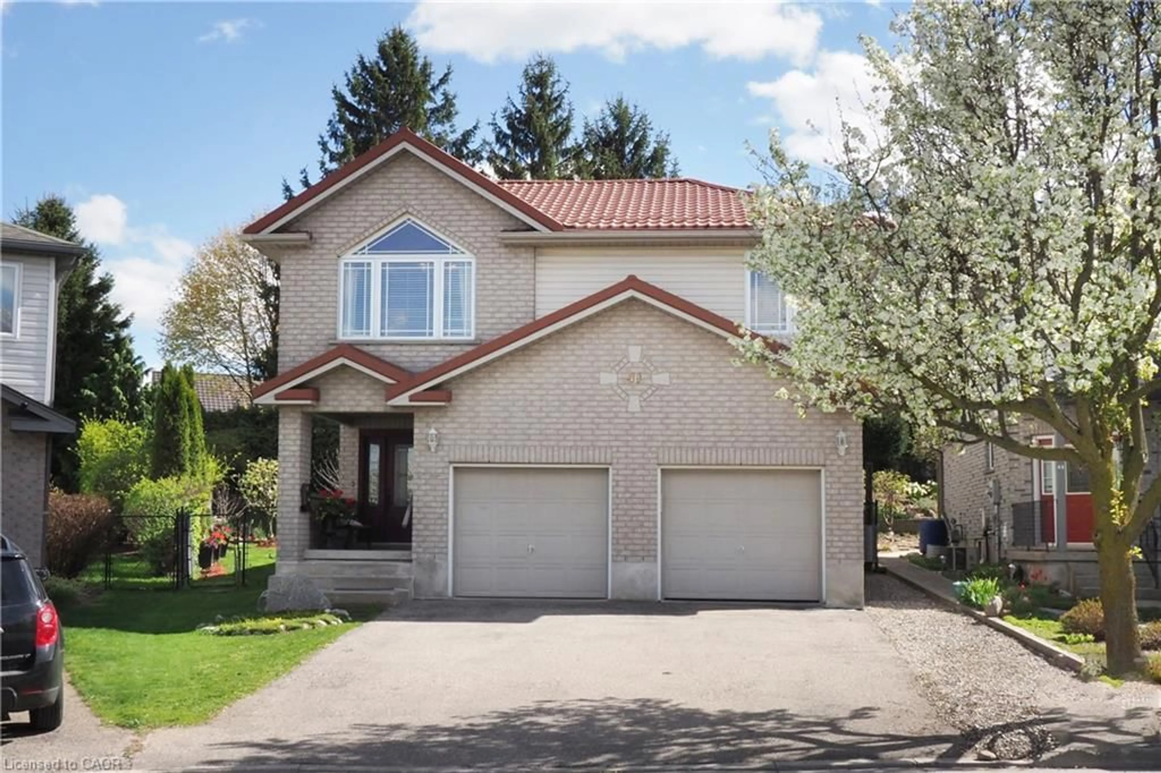 Home with vinyl exterior material, street for 40 Dineen Crt, Kitchener Ontario N2B 3X3