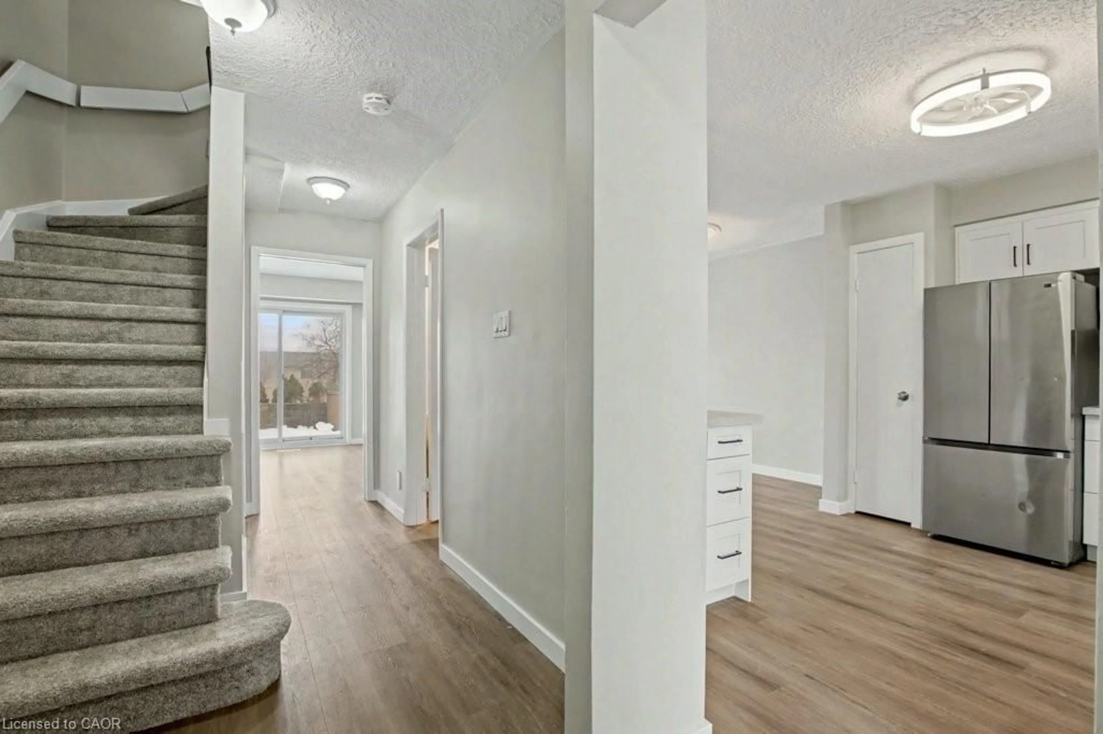 Indoor entryway for 104 Ralgreen Cres, Kitchener Ontario N2M 1T9