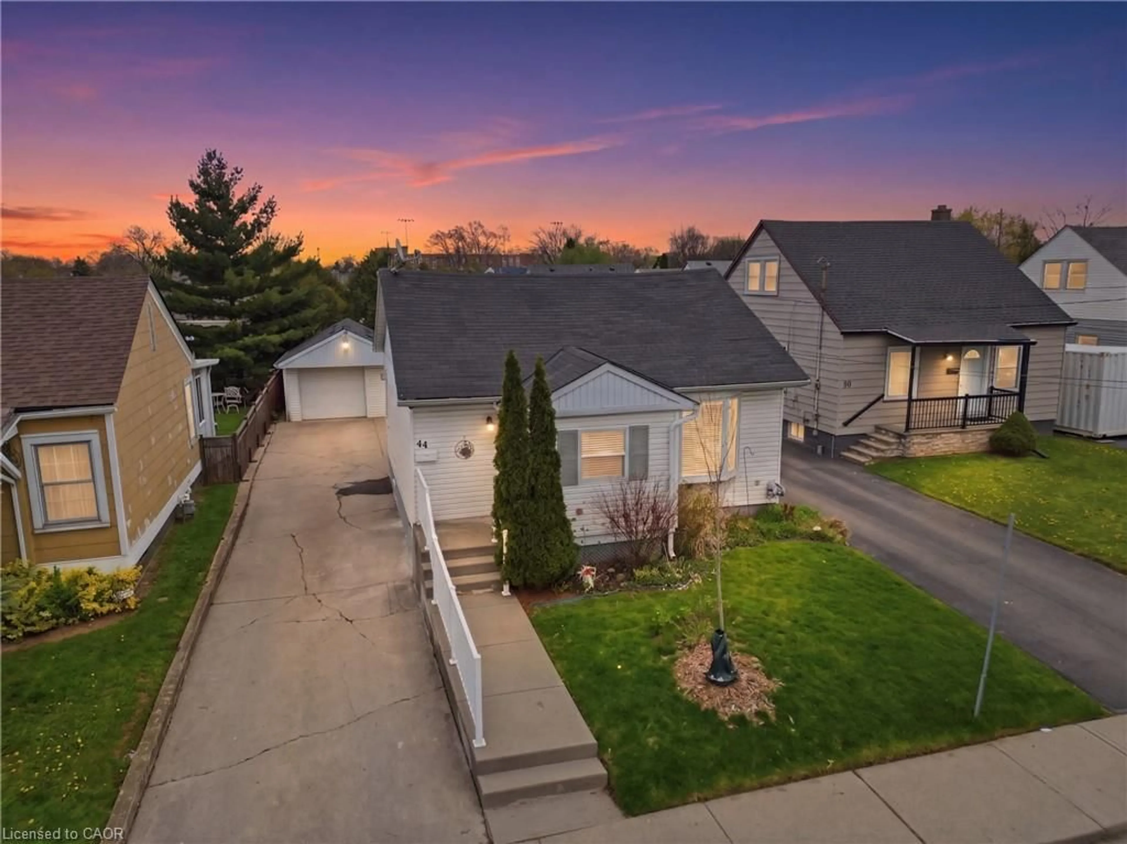 A pic from outside/outdoor area/front of a property/back of a property/a pic from drone, street for 44 Selkirk Ave, Hamilton Ontario L8H 5L7
