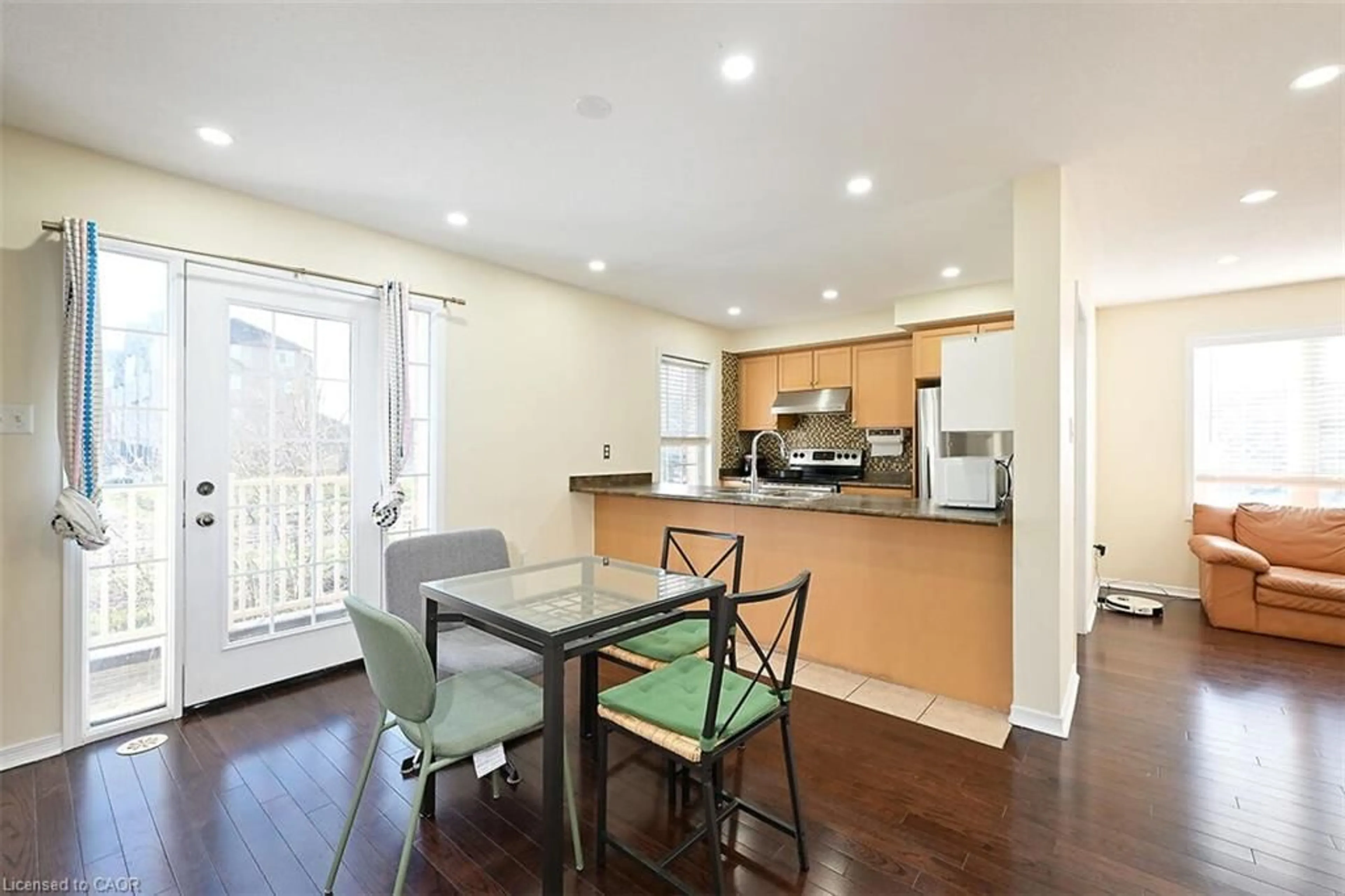 Open concept kitchen, wood/laminate floor for 7 Sirente Dr #35, Hamilton Ontario L9A 0B4