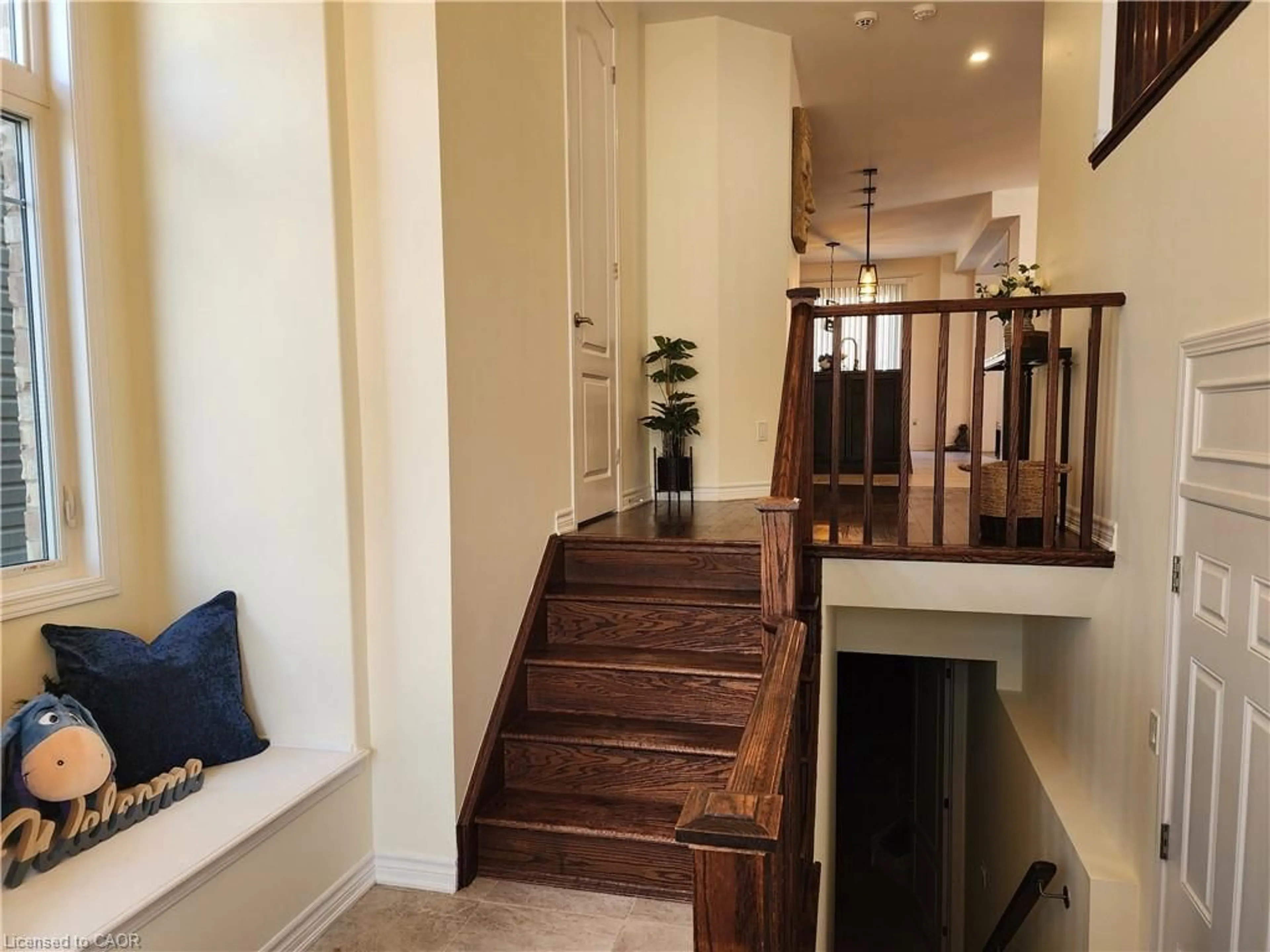 Indoor foyer for 259 Grovehill Cres, Kitchener Ontario N2R 0K8