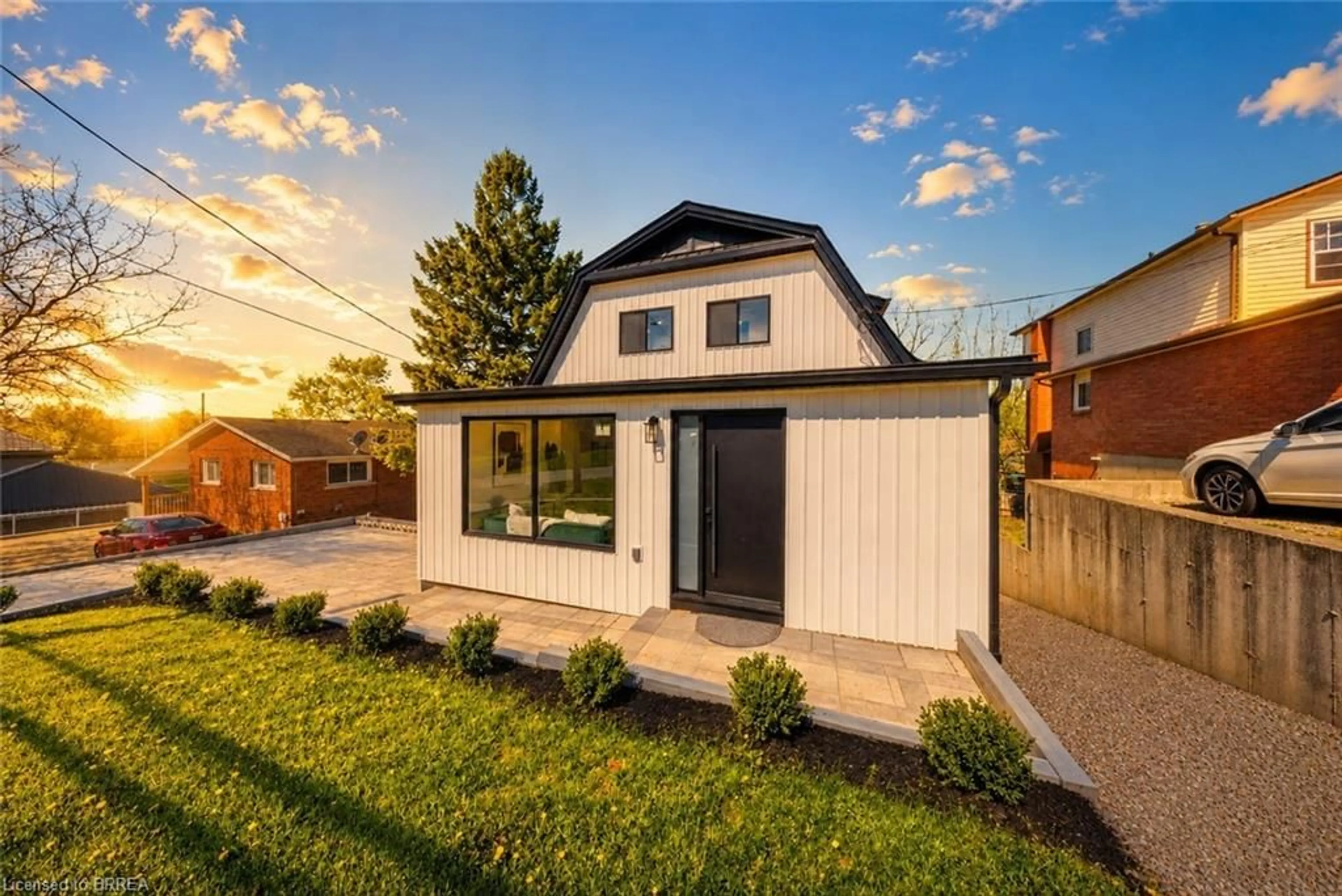 Home with vinyl exterior material, street for 23 Aberdeen St, Caledonia Ontario N3W 1C8