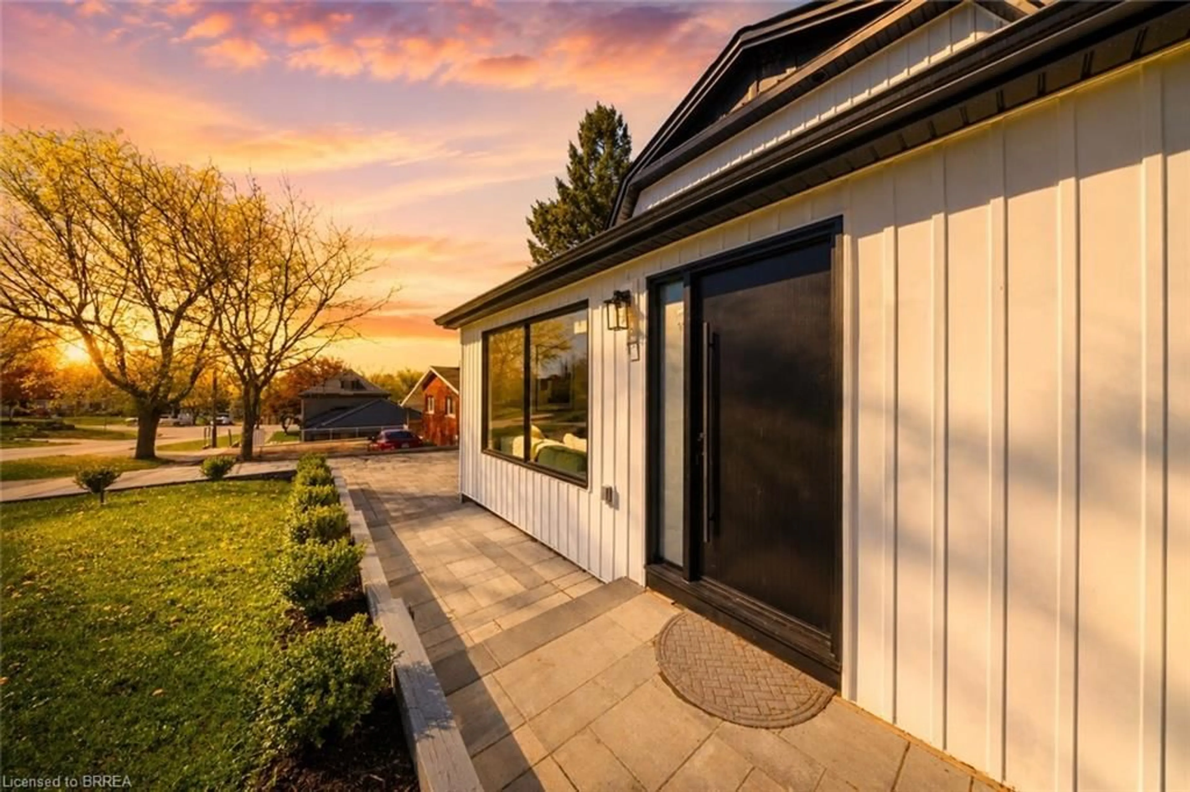 Home with vinyl exterior material, unknown for 23 Aberdeen St, Caledonia Ontario N3W 1C8