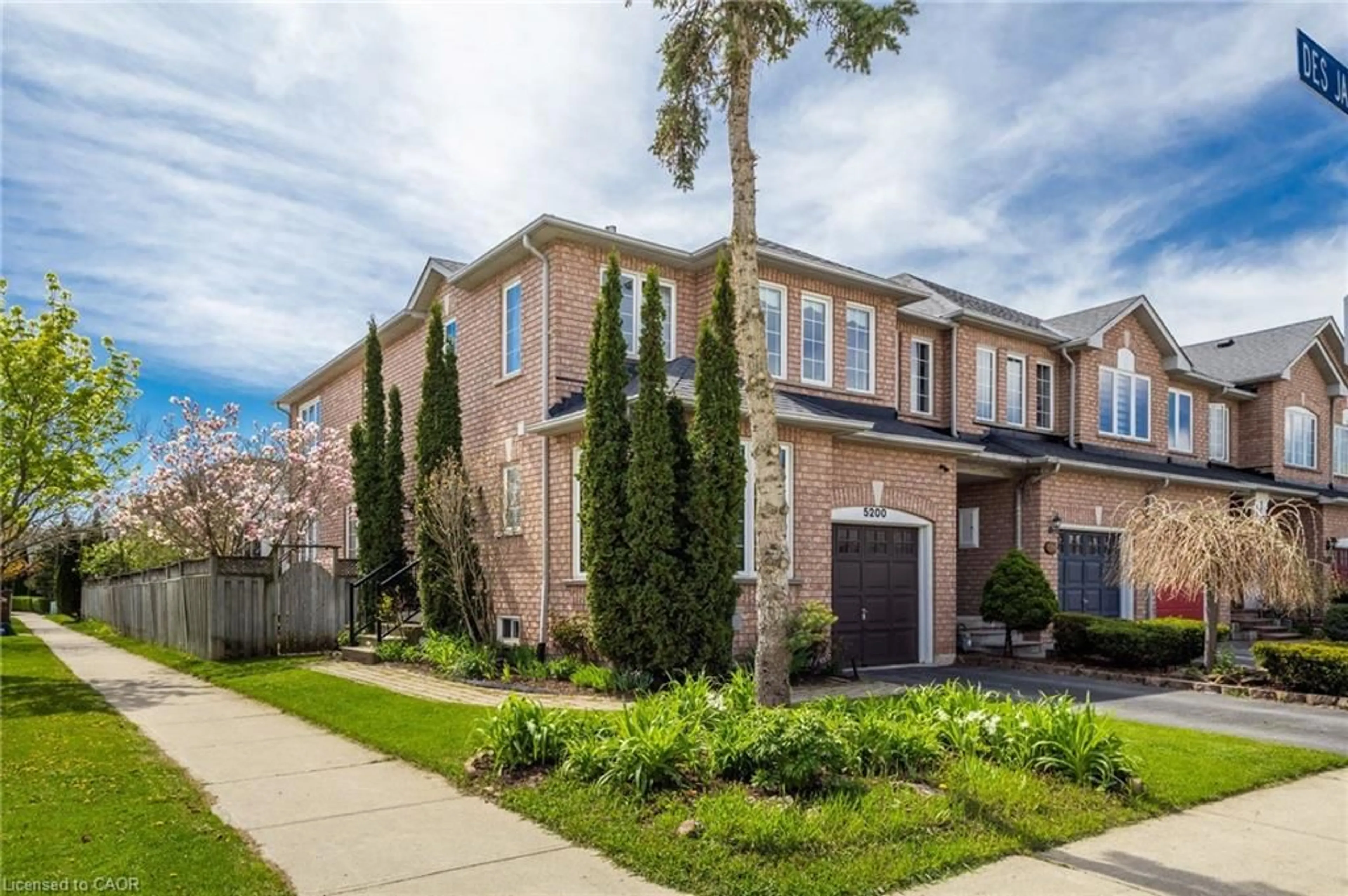 Home with brick exterior material, street for 5200 Des Jardines Dr, Burlington Ontario L7L 6R1