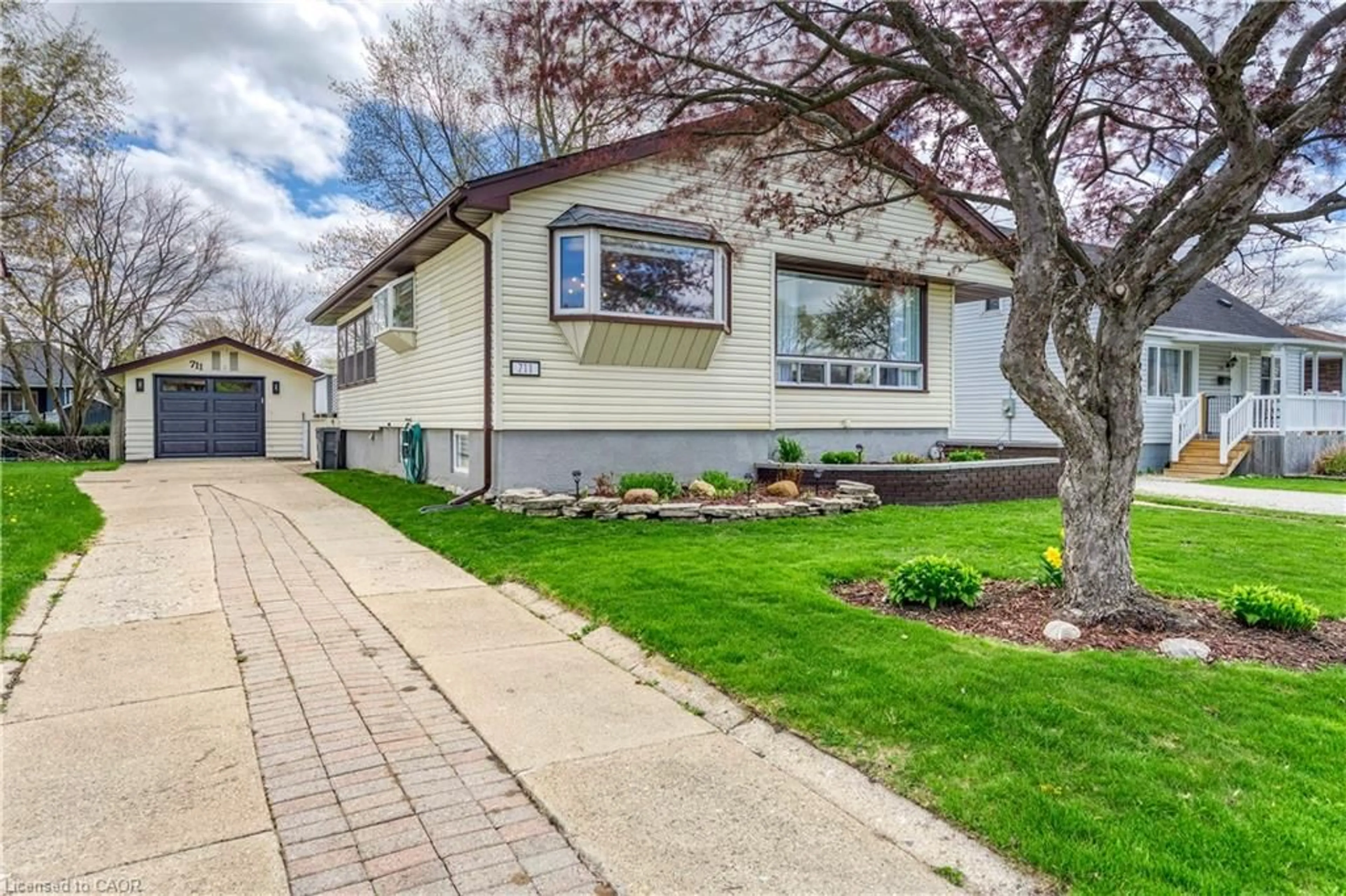 Home with vinyl exterior material, street for 711 Michigan Ave, Point Edward Ontario N7V 1G9
