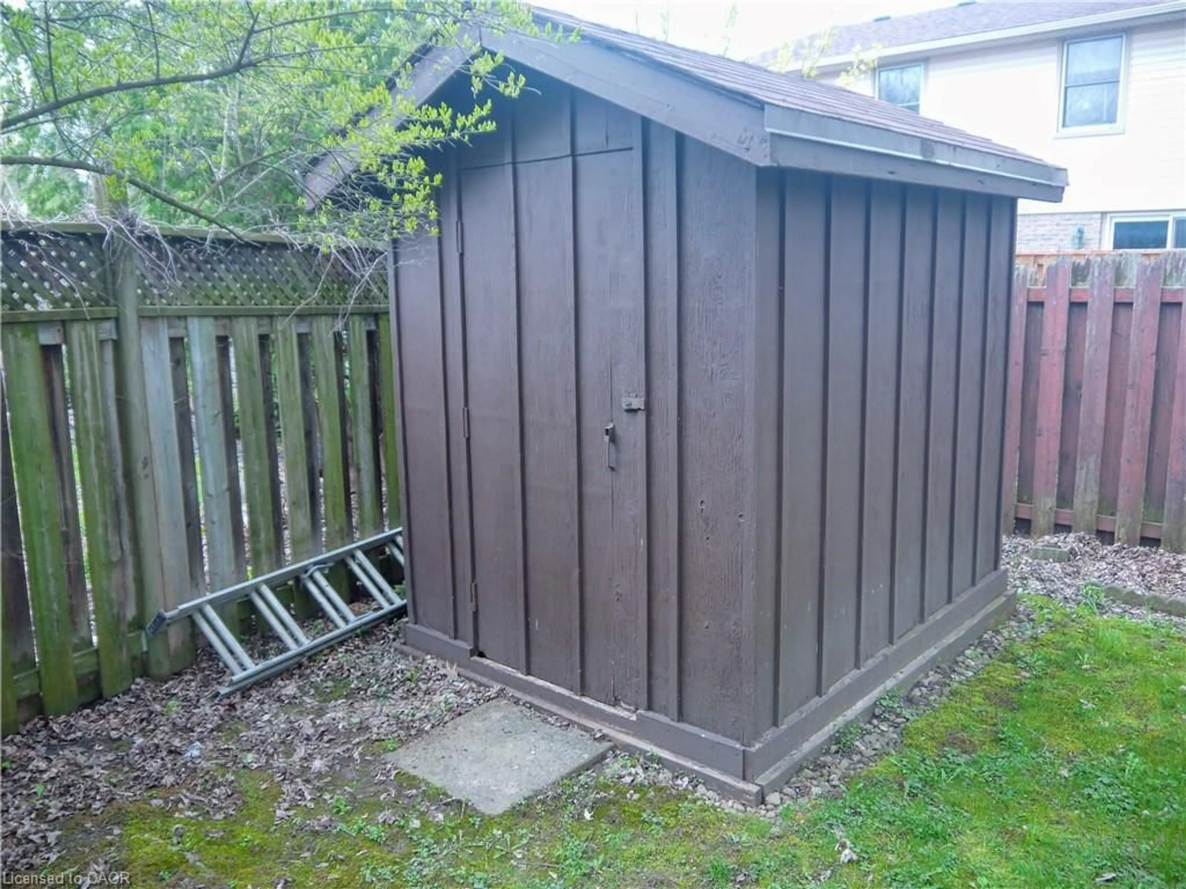 Shed for 33 Manor Dr, Kitchener Ontario N2A 2T9