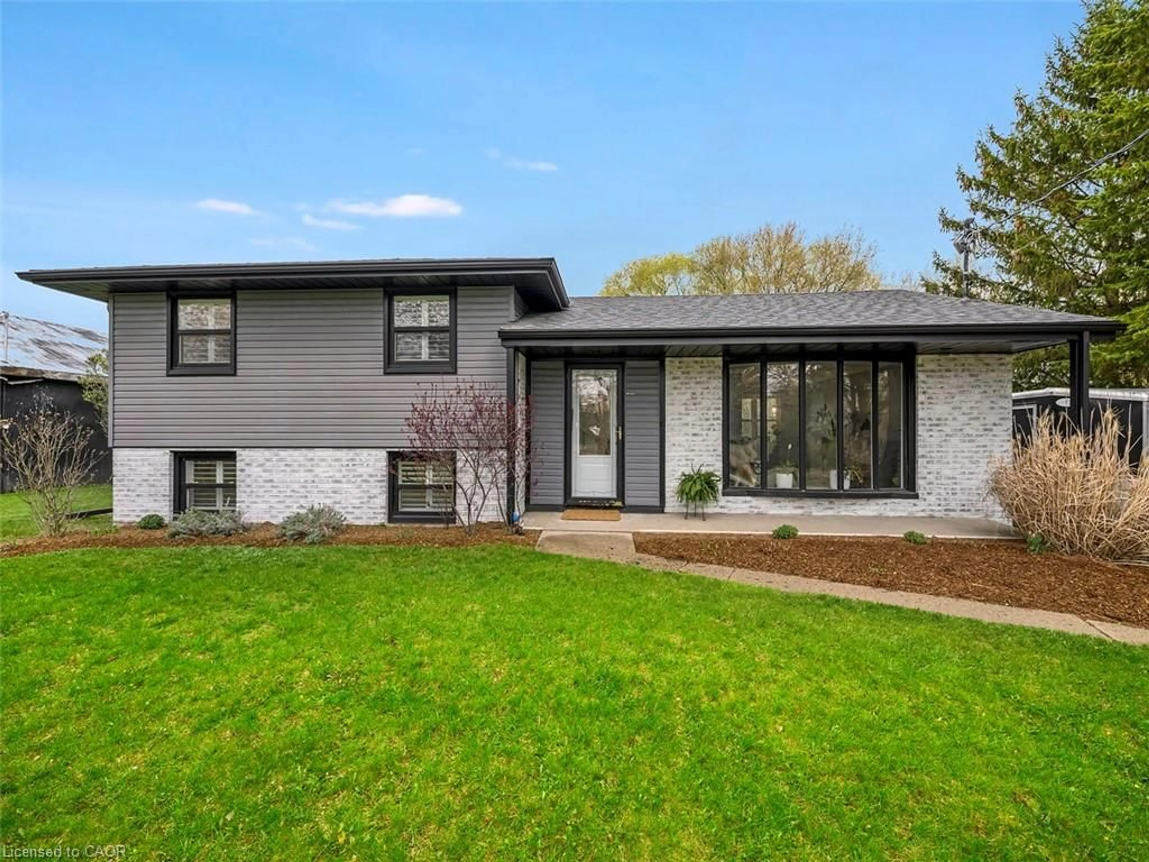 Home with vinyl exterior material, street for 11 War Rd, Brantford Ontario N3T 5L6