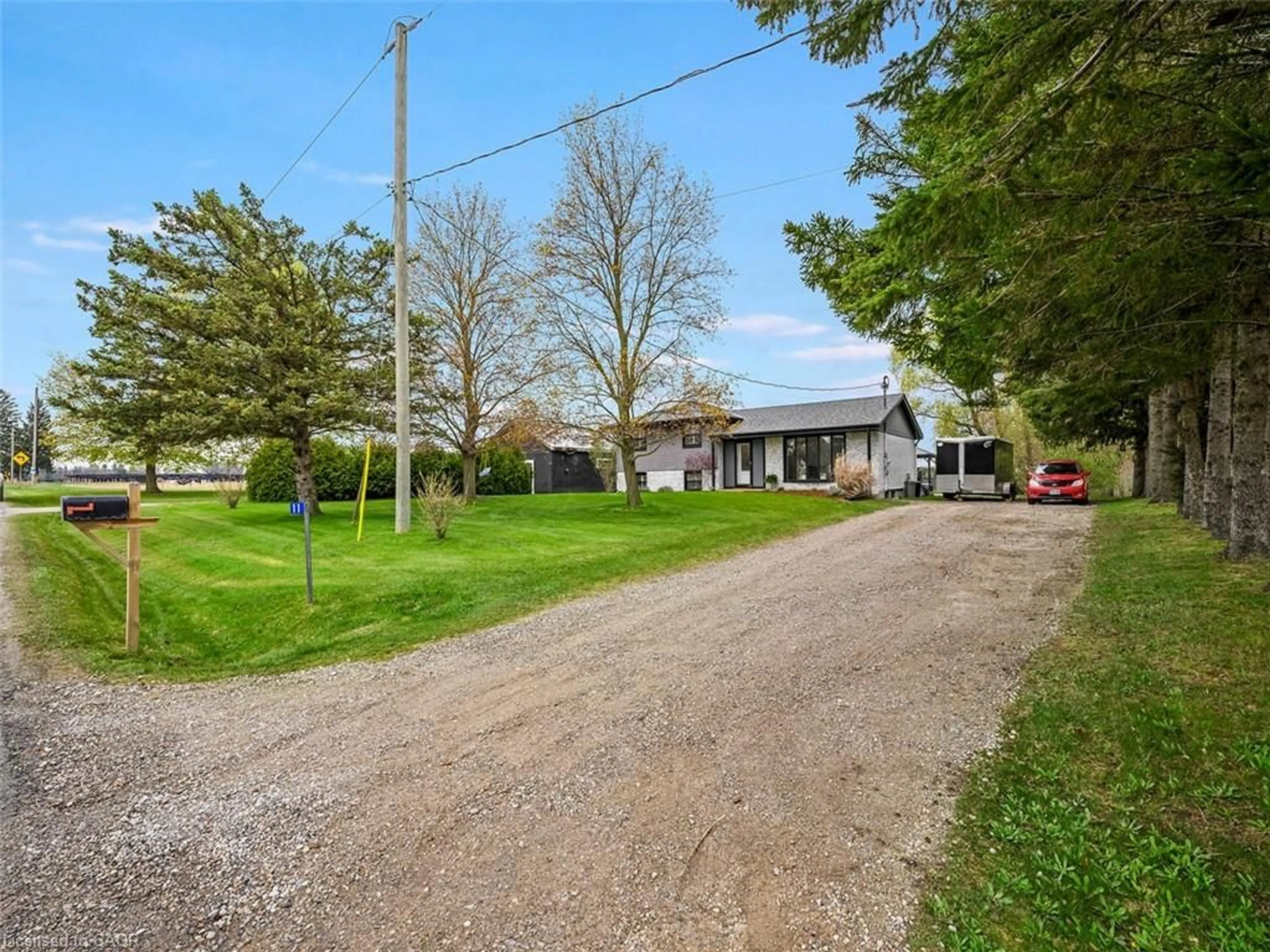 A pic from outside/outdoor area/front of a property/back of a property/a pic from drone, street for 11 War Rd, Brantford Ontario N3T 5L6