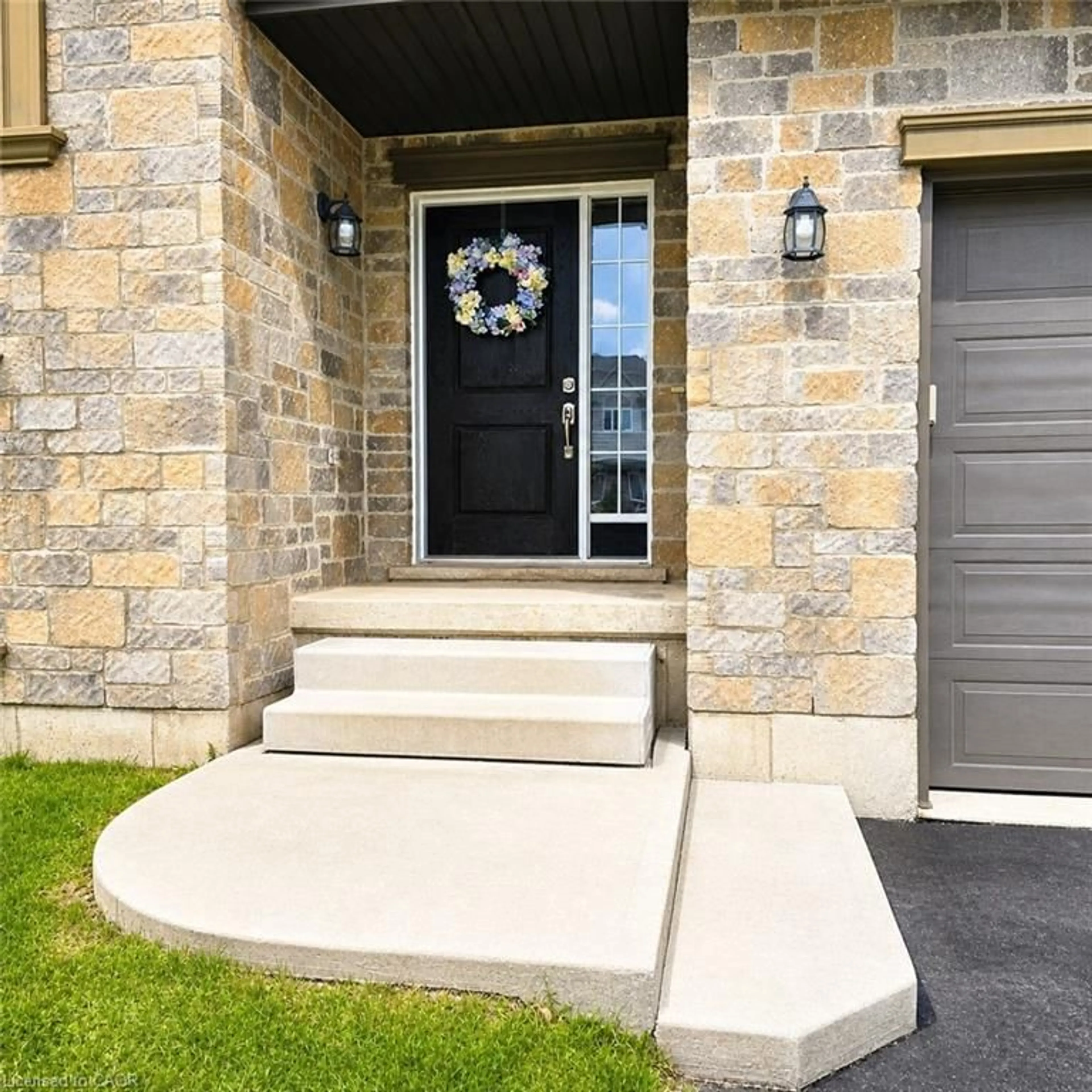 Indoor entryway for 70 Halliday Dr, Tavistock Ontario N0B 2R0