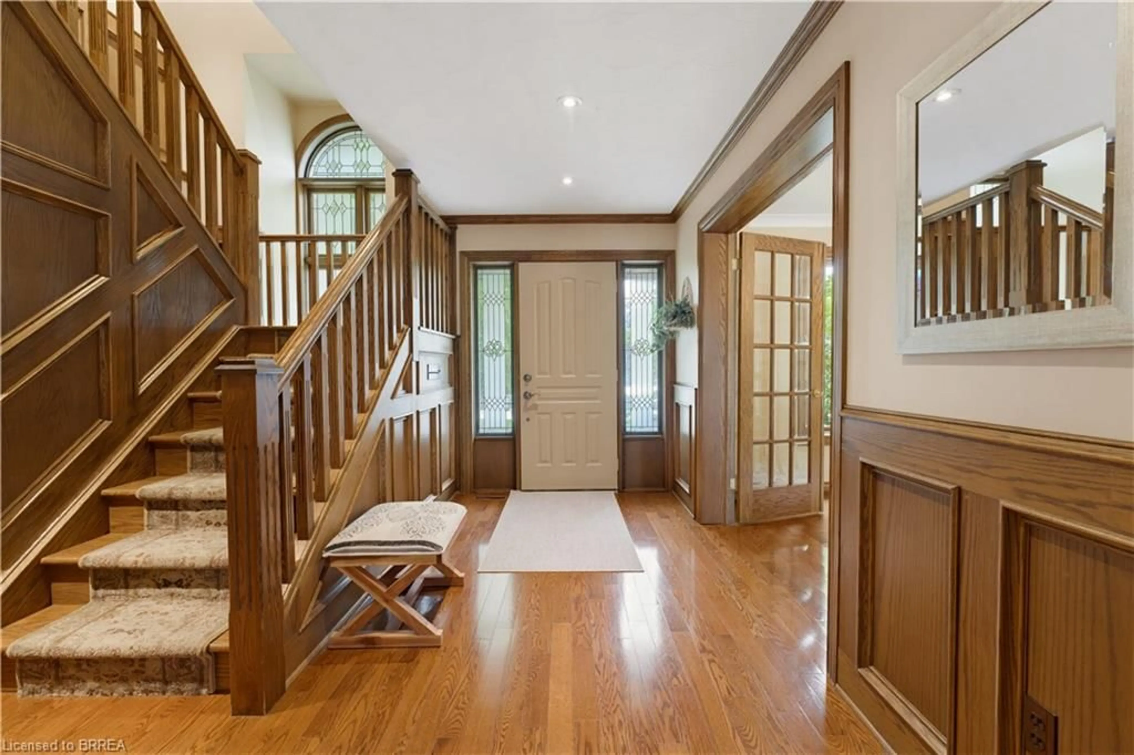 Indoor entryway for 114 Jerome Park Dr, Dundas Ontario L9H 6H3