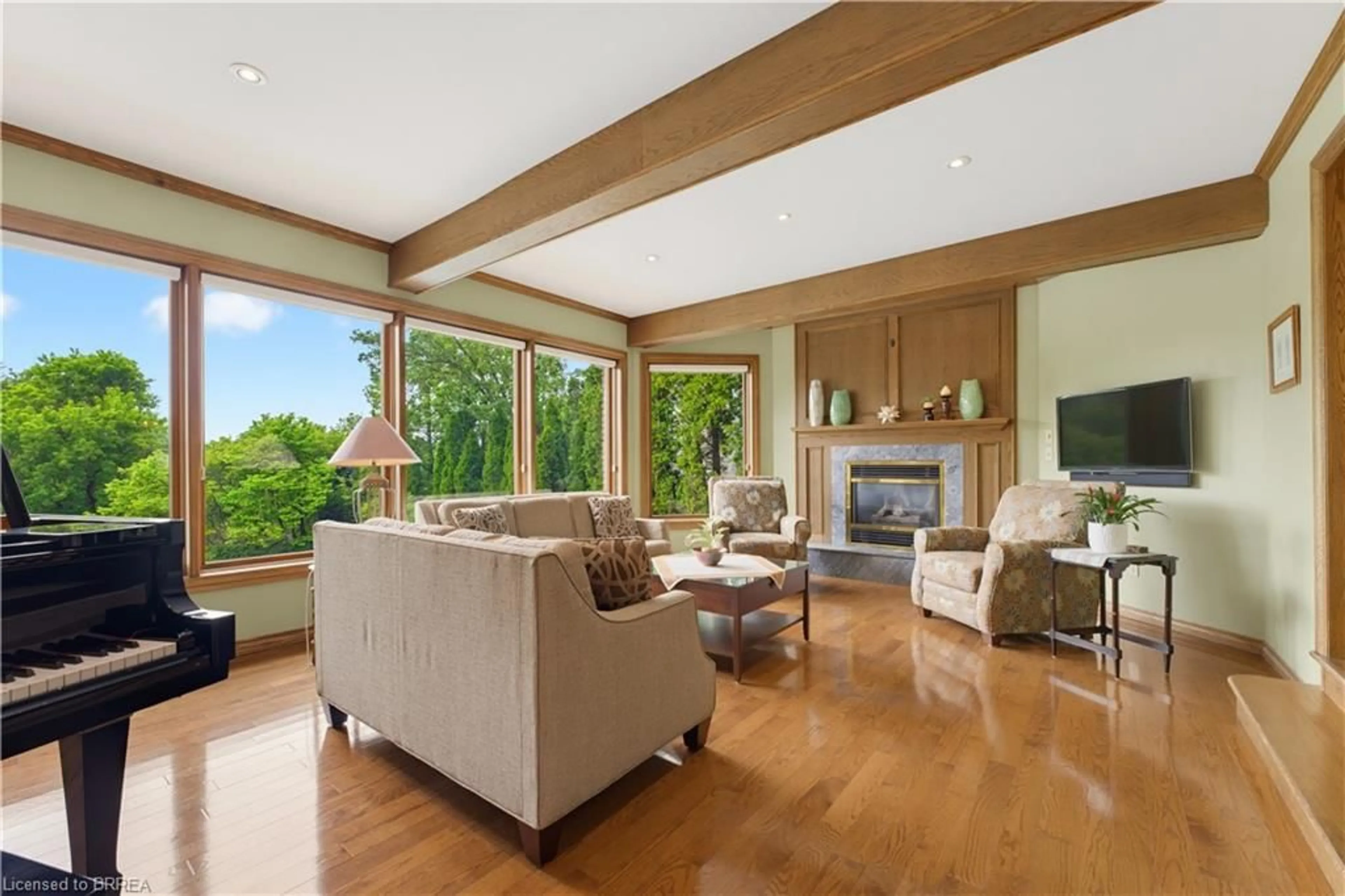 Living room with furniture, wood/laminate floor for 114 Jerome Park Dr, Dundas Ontario L9H 6H3