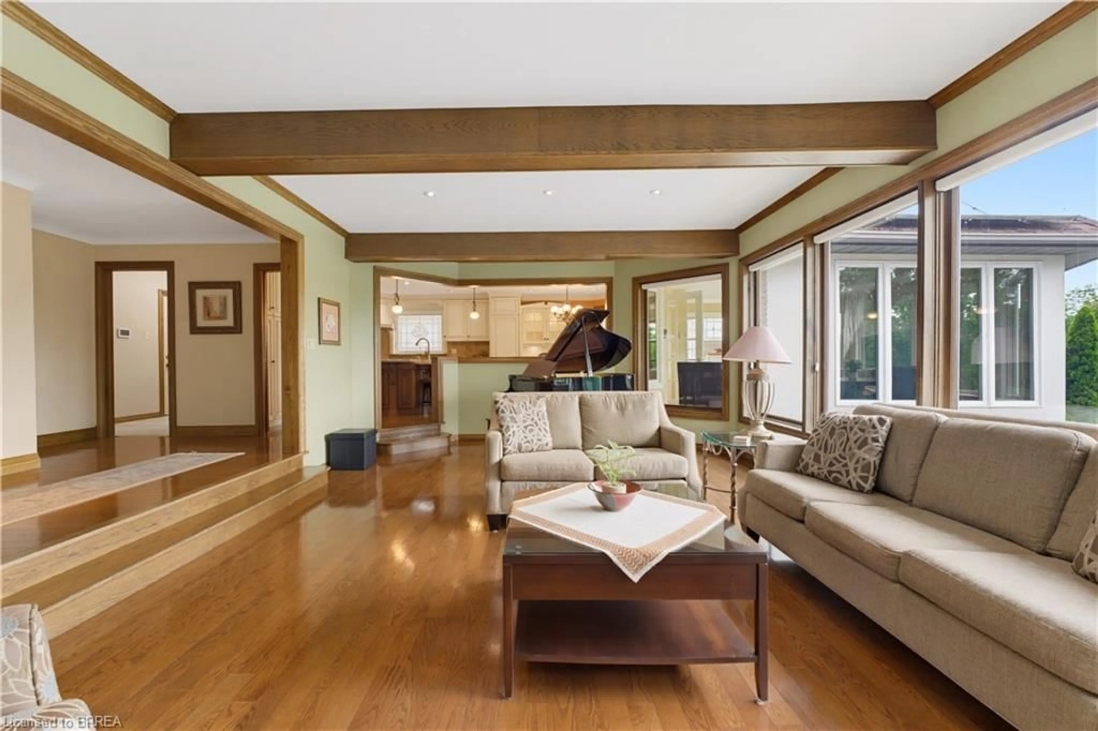 Living room with furniture, wood/laminate floor for 114 Jerome Park Dr, Dundas Ontario L9H 6H3