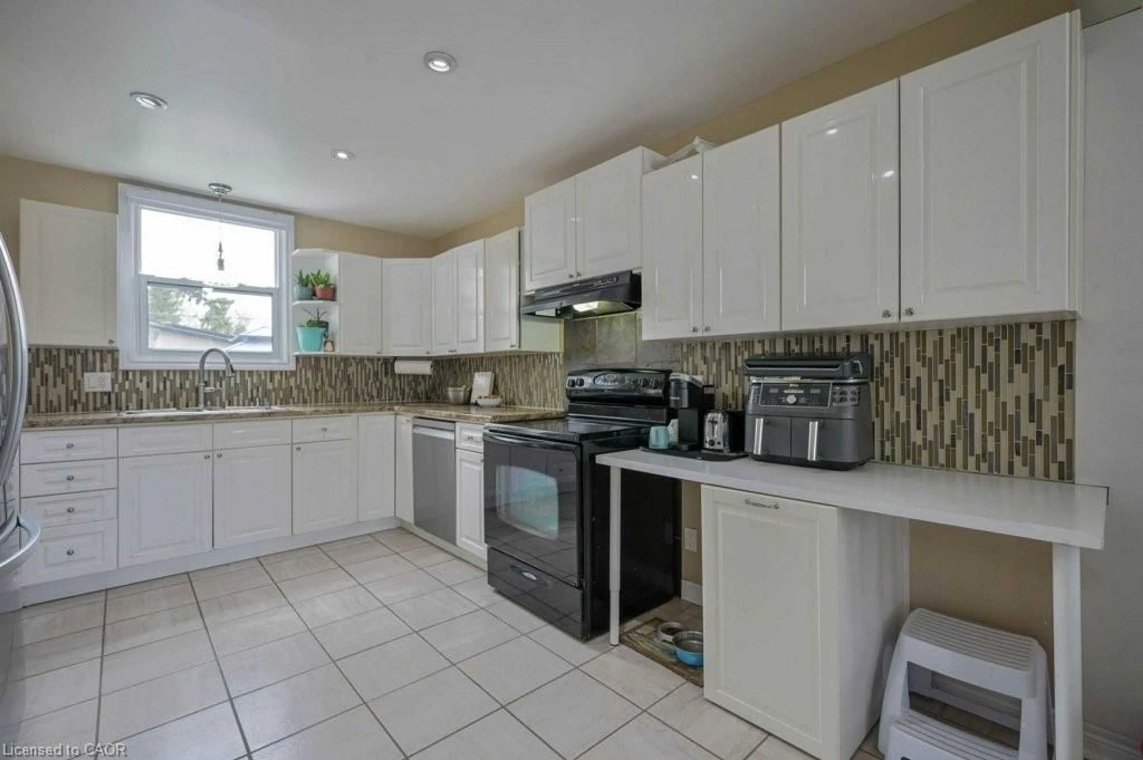Standard kitchen, ceramic/tile floor for 98 Morton Ave, Brantford Ontario N3R 2P1