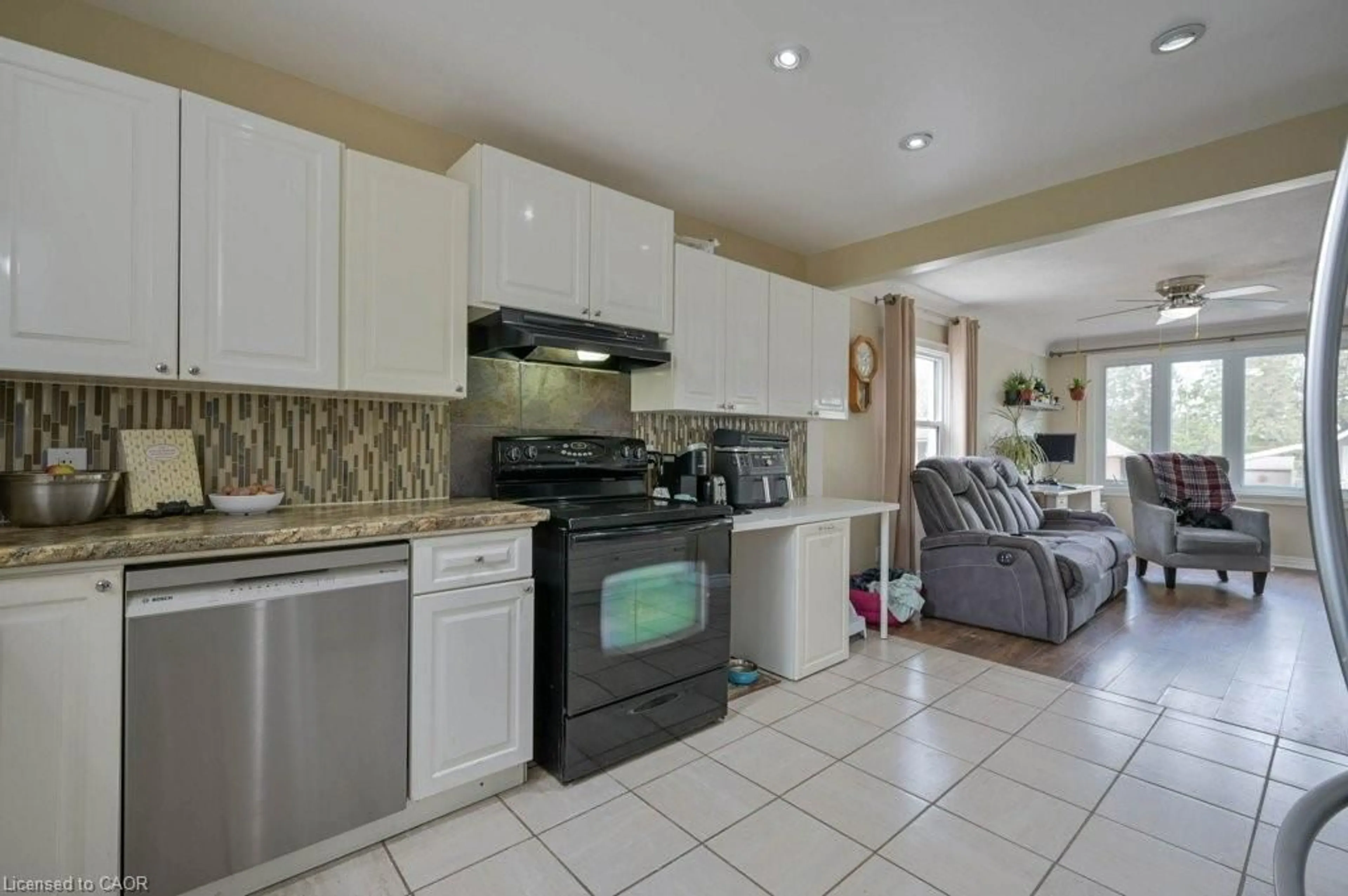 Open concept kitchen, ceramic/tile floor for 98 Morton Ave, Brantford Ontario N3R 2P1